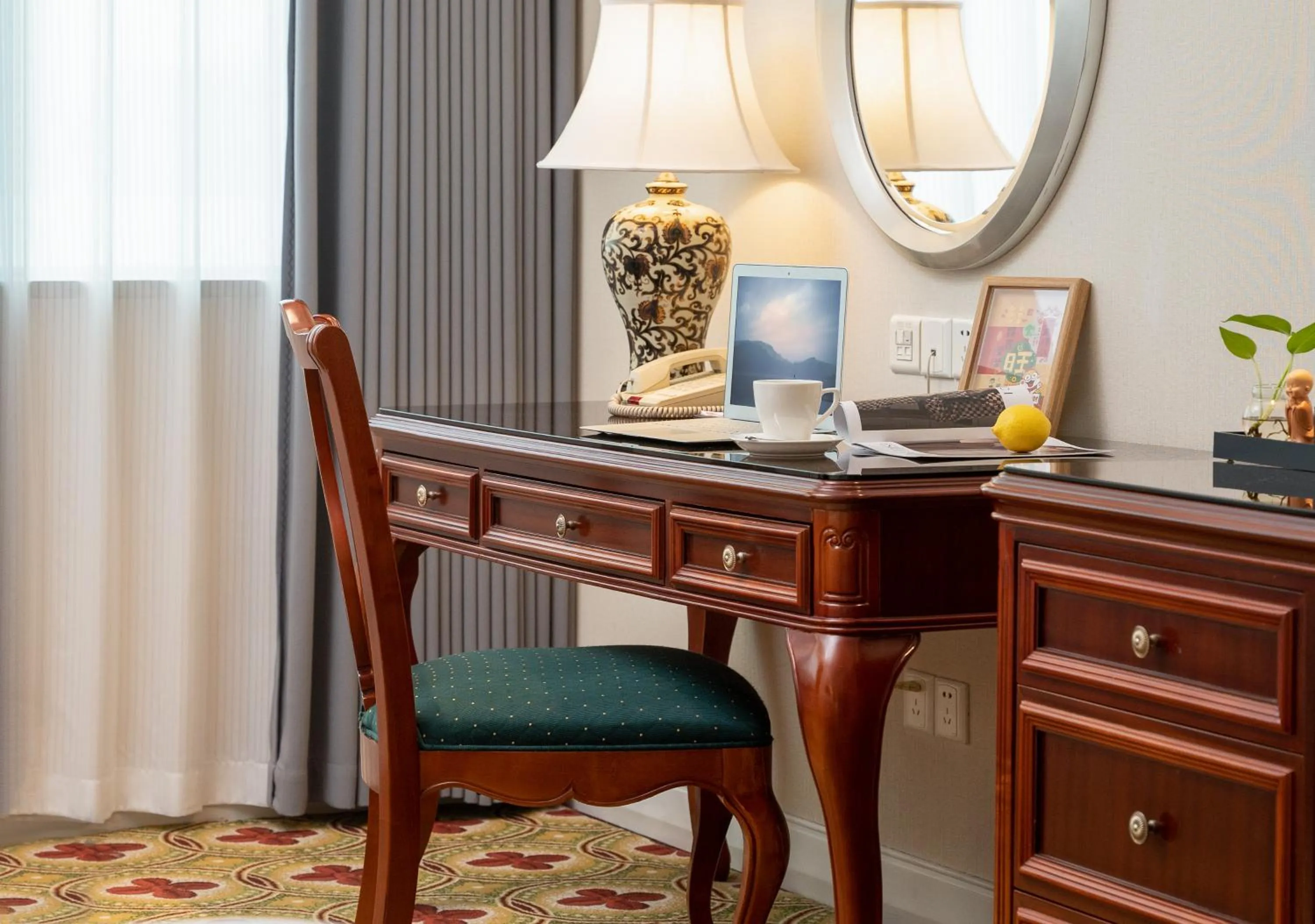 Seating area in Ramada Plaza Optics Valley Hotel Wuhan (Best of Ramada Worldwide)