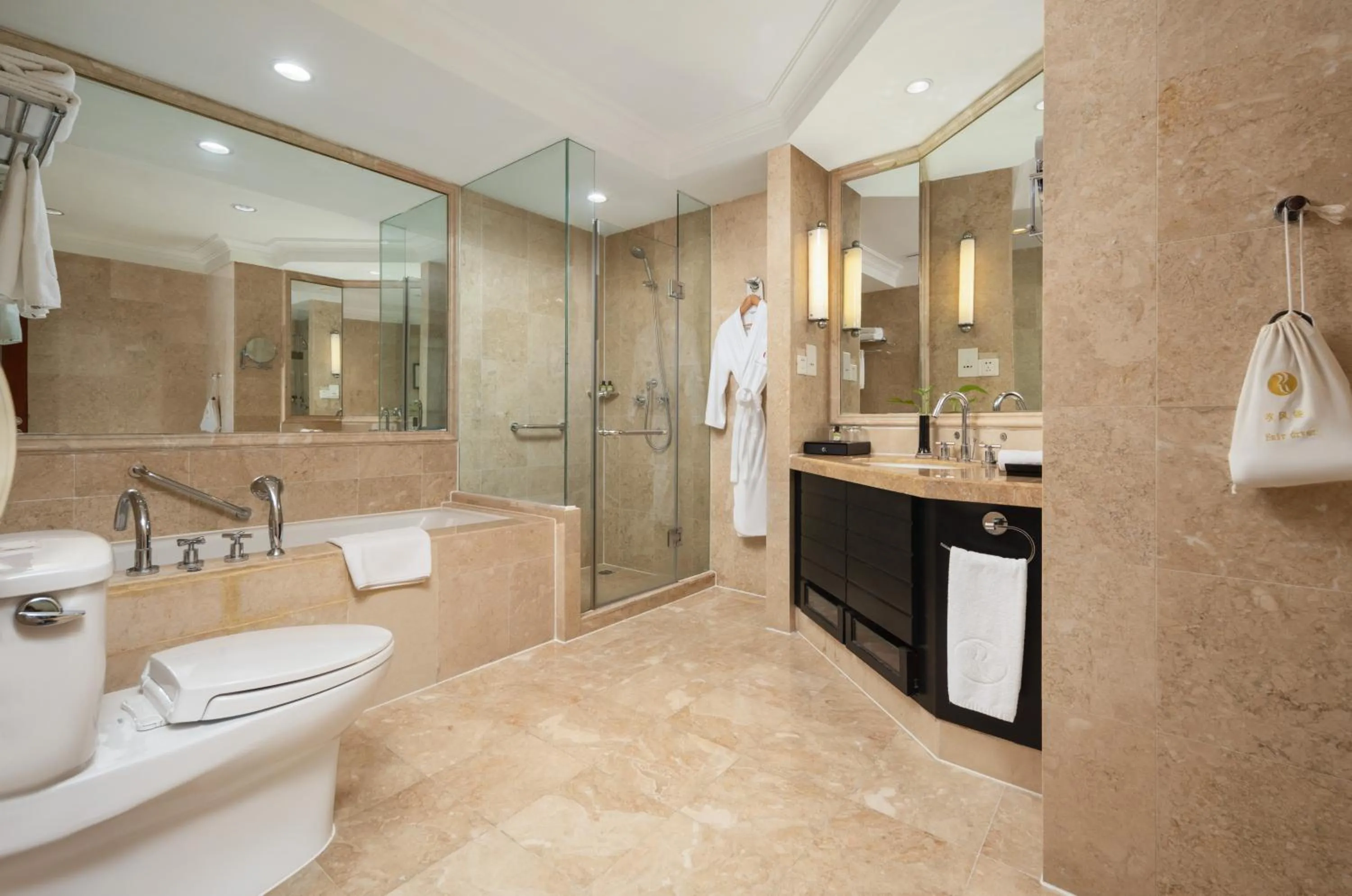 Toilet in Ramada Plaza Optics Valley Hotel Wuhan (Best of Ramada Worldwide)