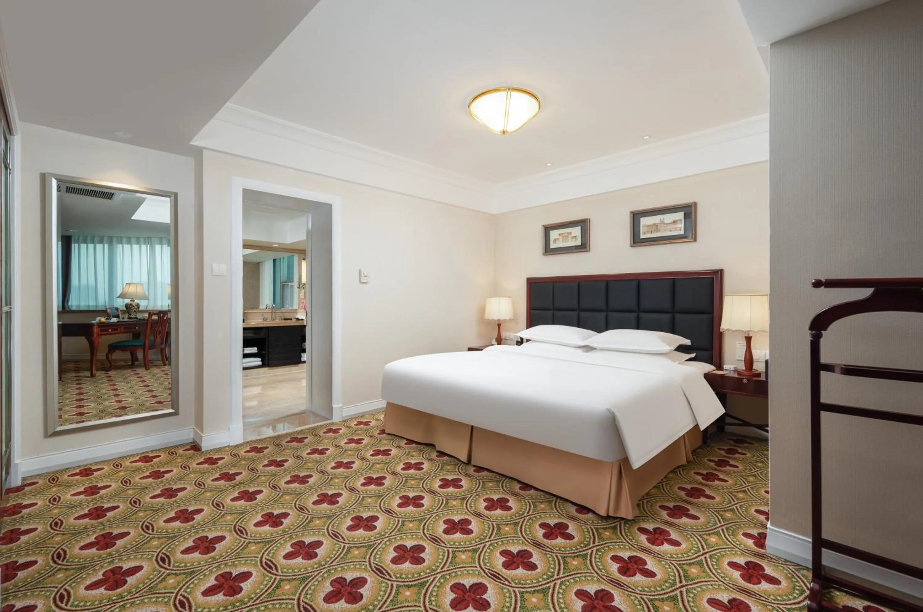 Bed in Ramada Plaza Optics Valley Hotel Wuhan (Best of Ramada Worldwide)