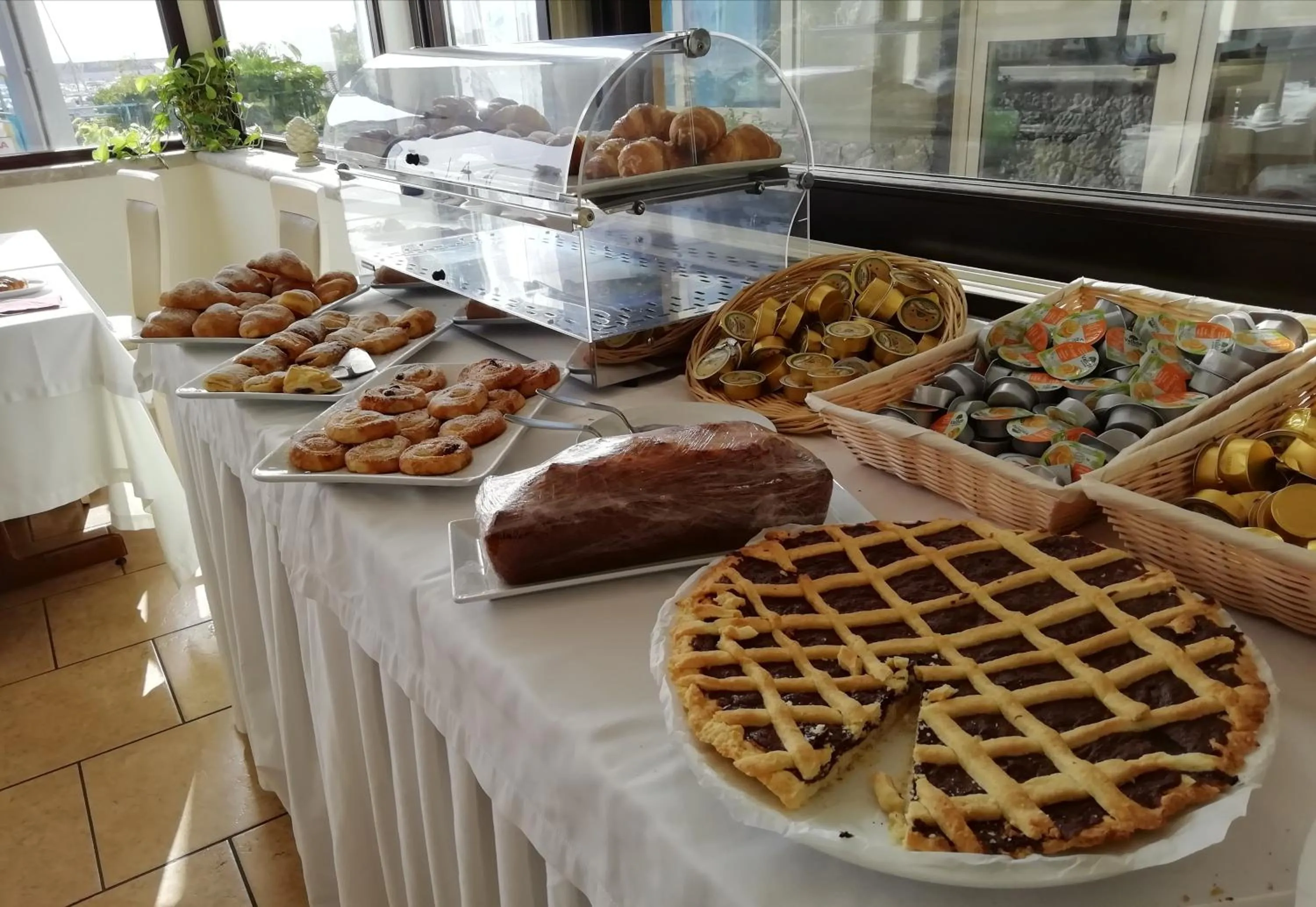 Buffet breakfast in Hotel Sabbie d'Oro