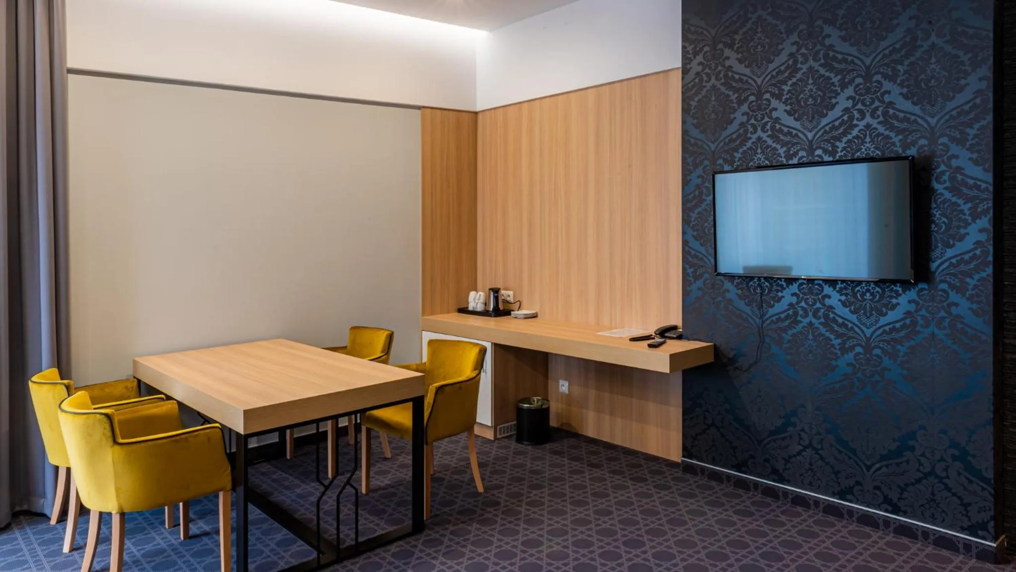 Communal lounge/ TV room in Hotel Nad Czernicą