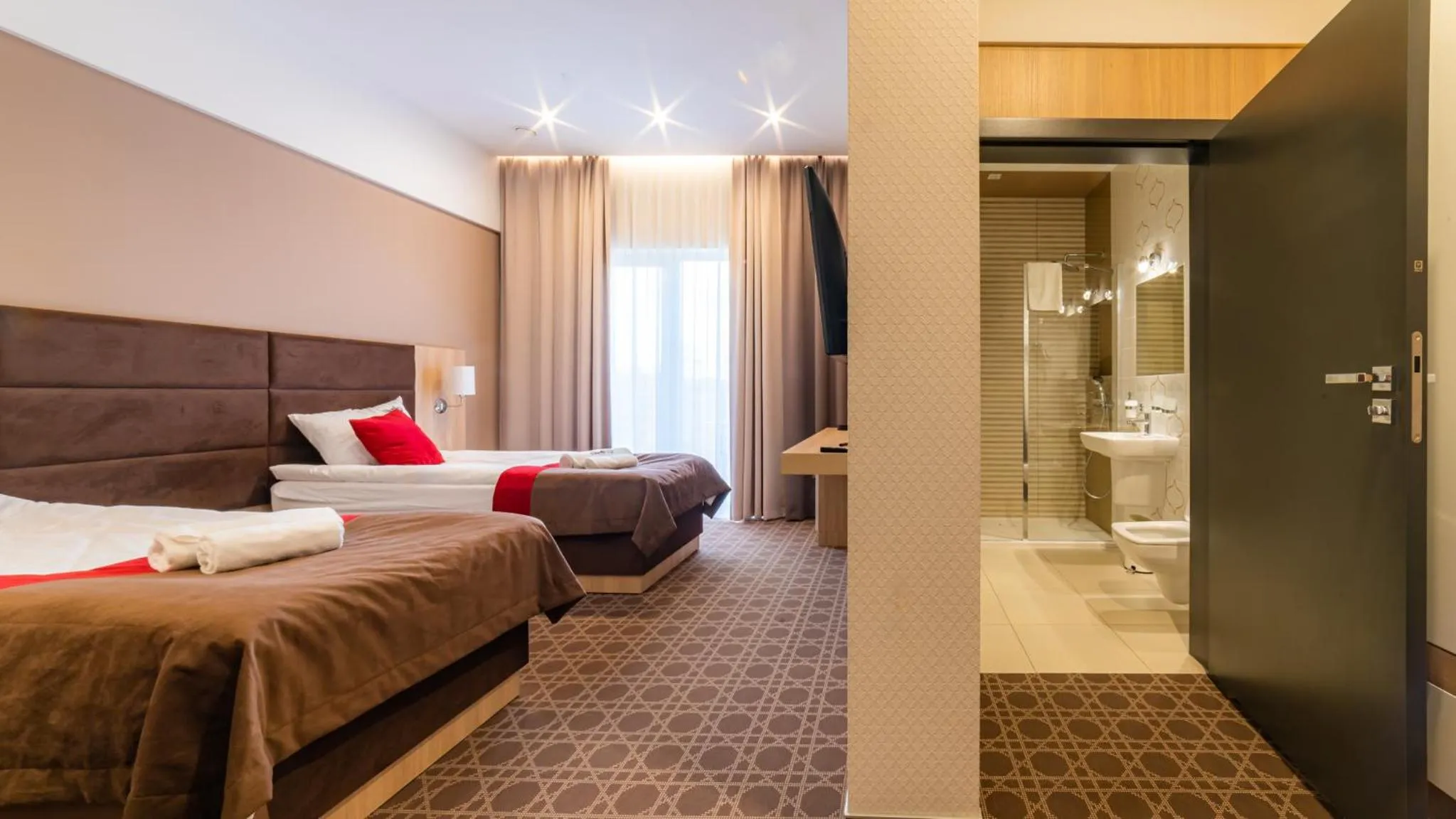 Shower, Bed in Hotel Nad Czernicą