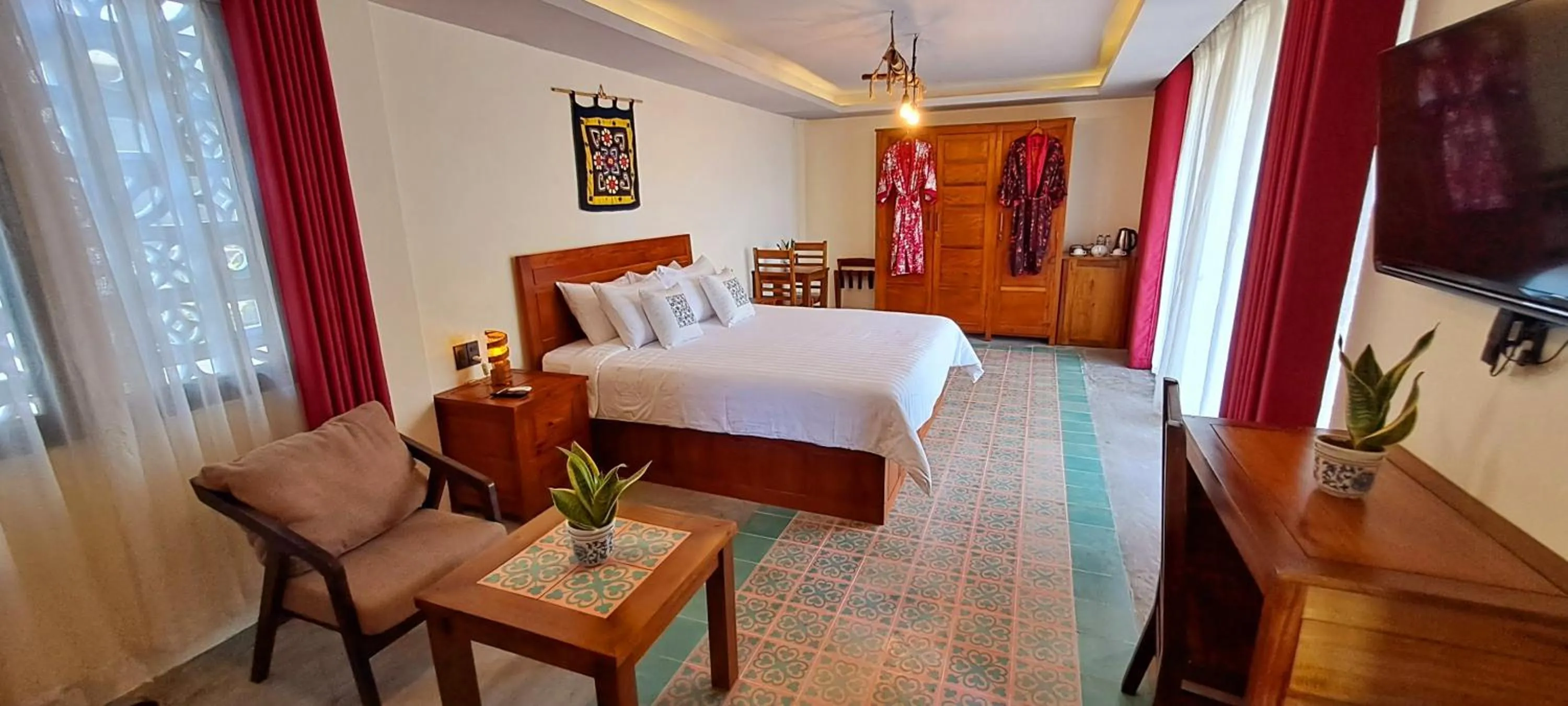 Photo of the whole room, Bed in Pink Tulip Hoi An
