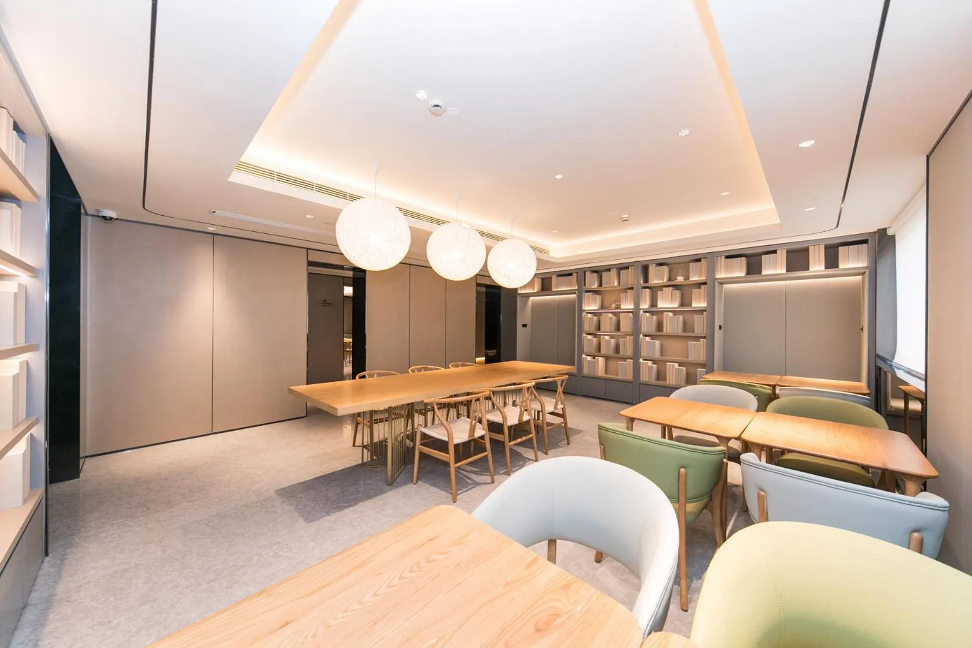 Seating area in JI Hotel Shanghai Xujiahui