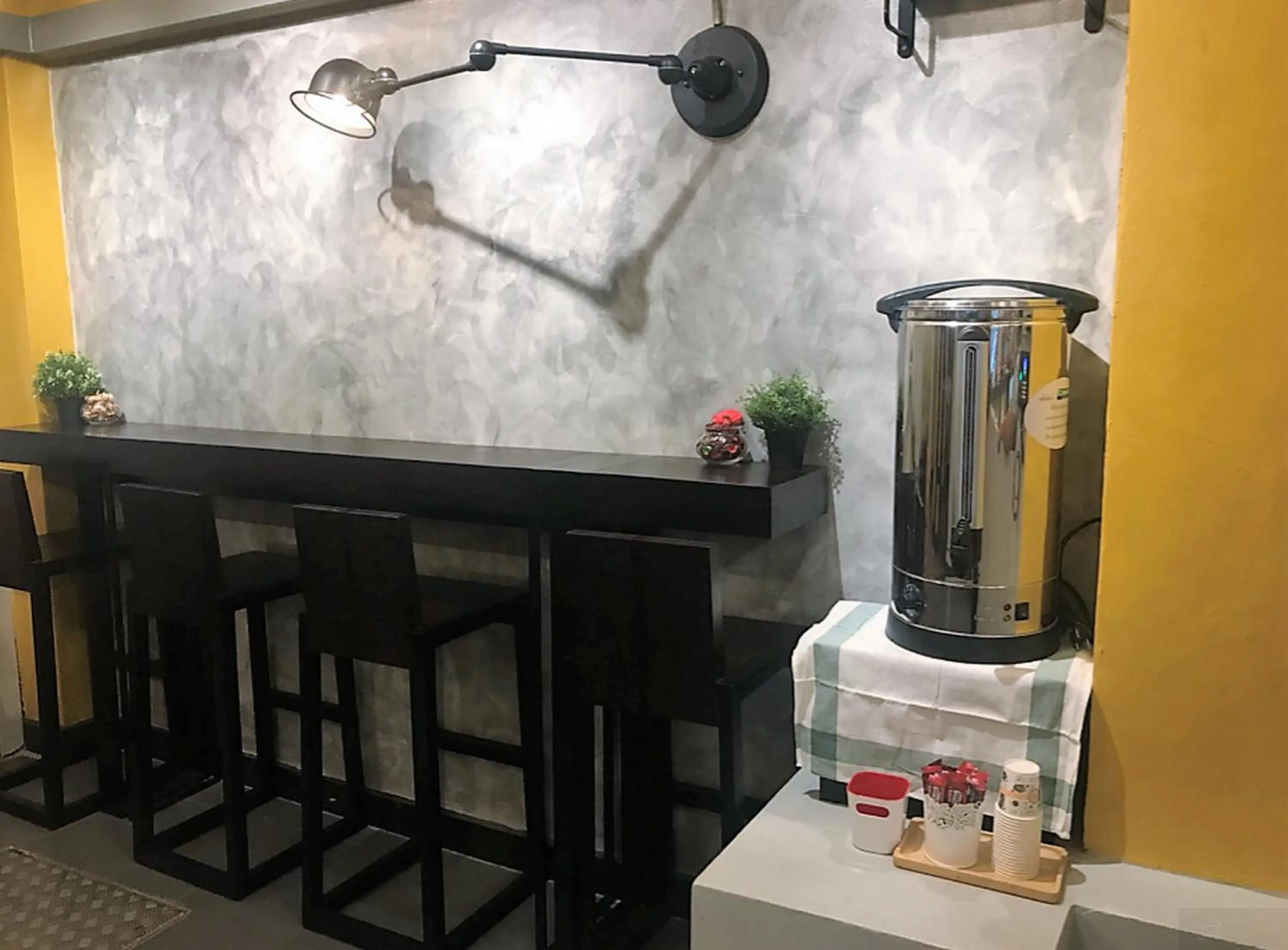 Coffee/tea facilities in Kim Korner Hotel