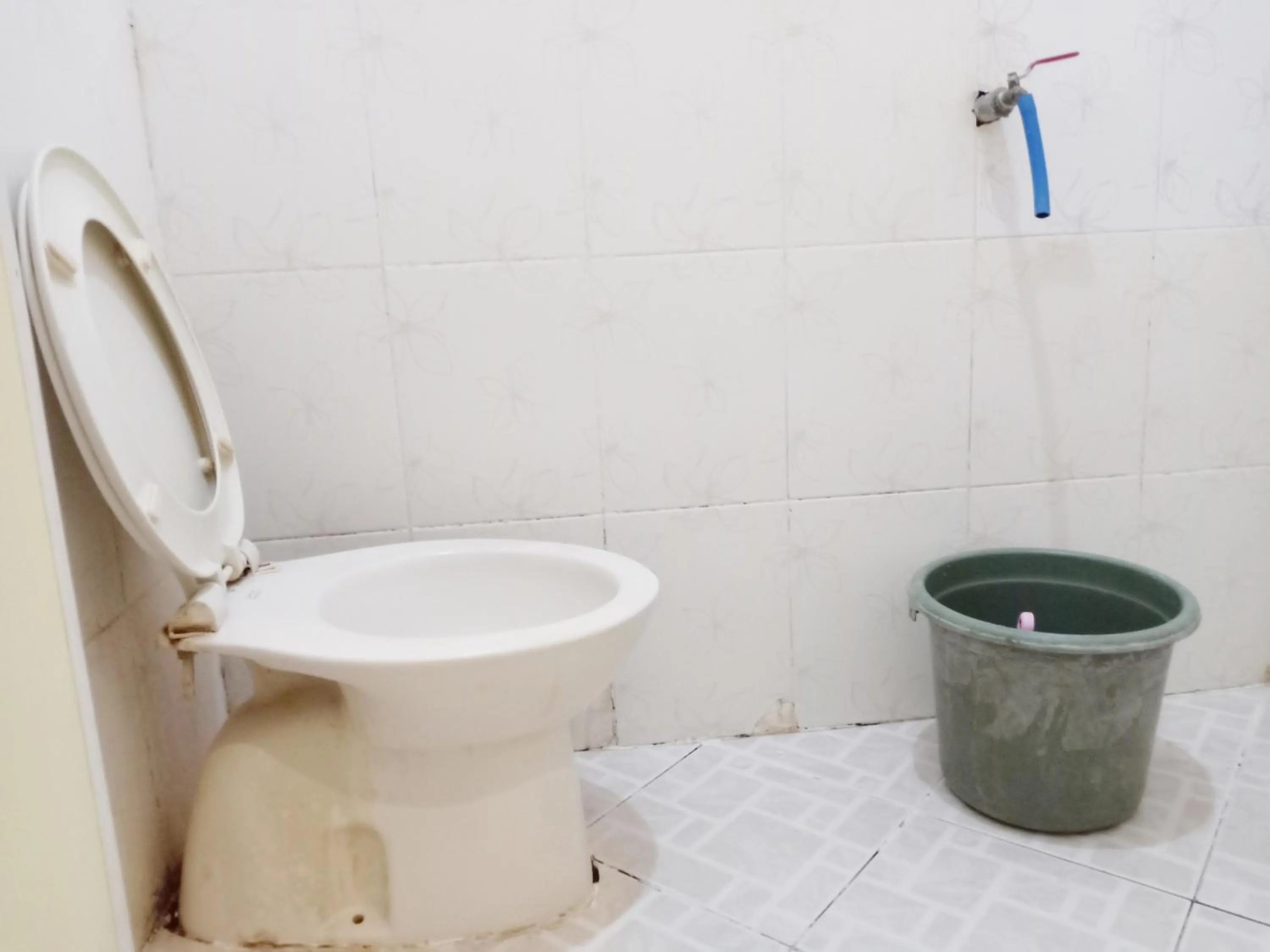 Bathroom in D'Kost Ketintang