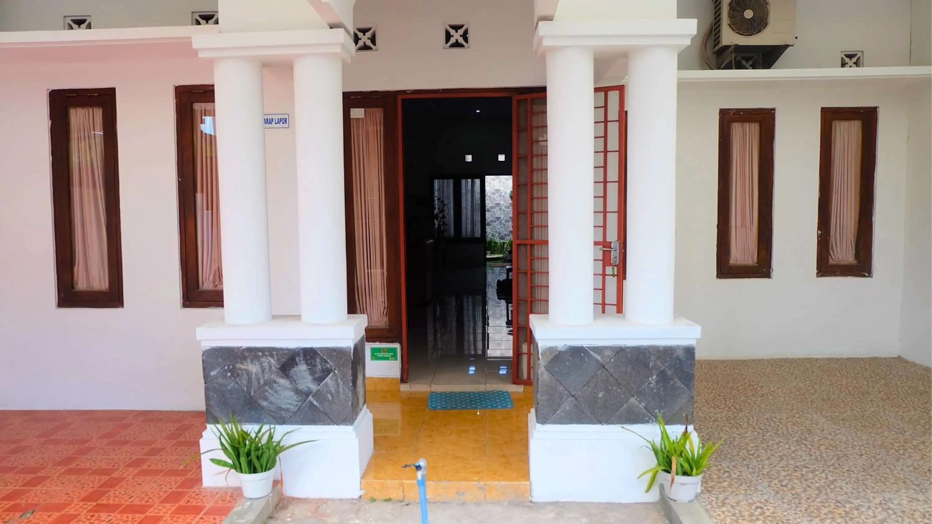 Lobby or reception in Homestay Jogja Dekat Taman Pelangi by Simply Homy