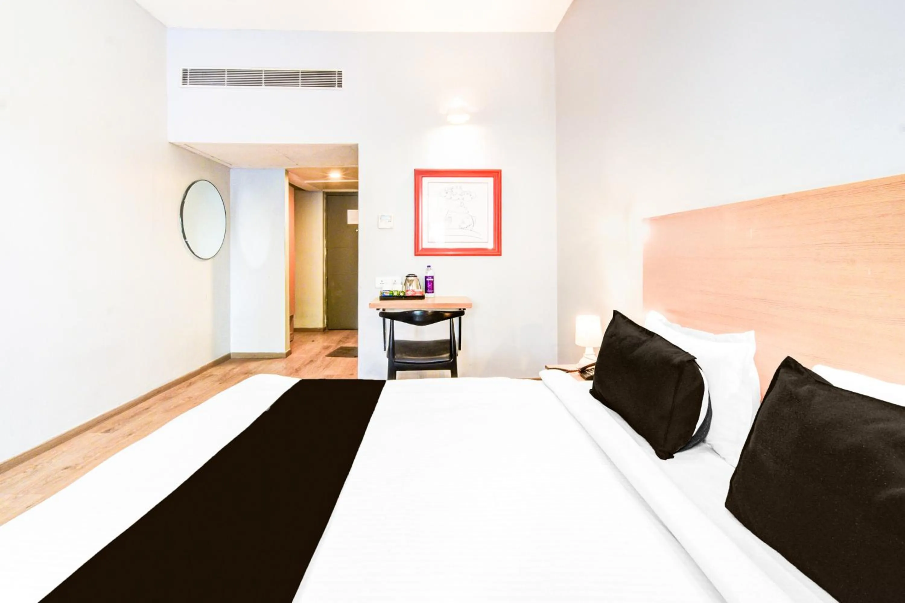 Bedroom, Bed in Super Townhouse Lakdikapul