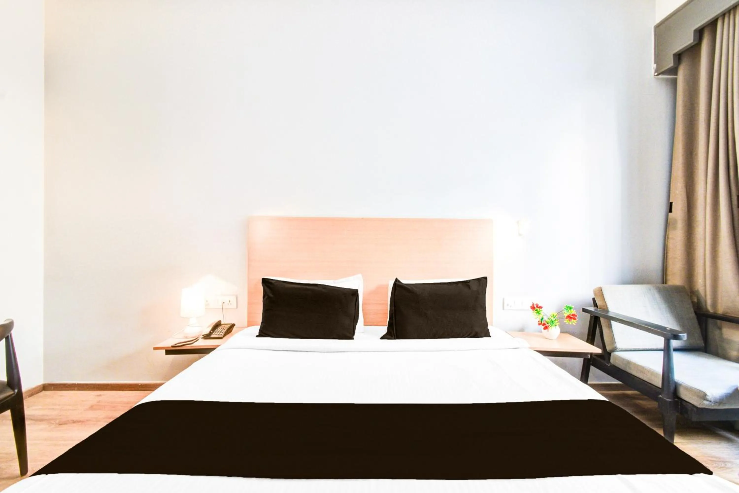 Bedroom, Bed in Super Townhouse Lakdikapul