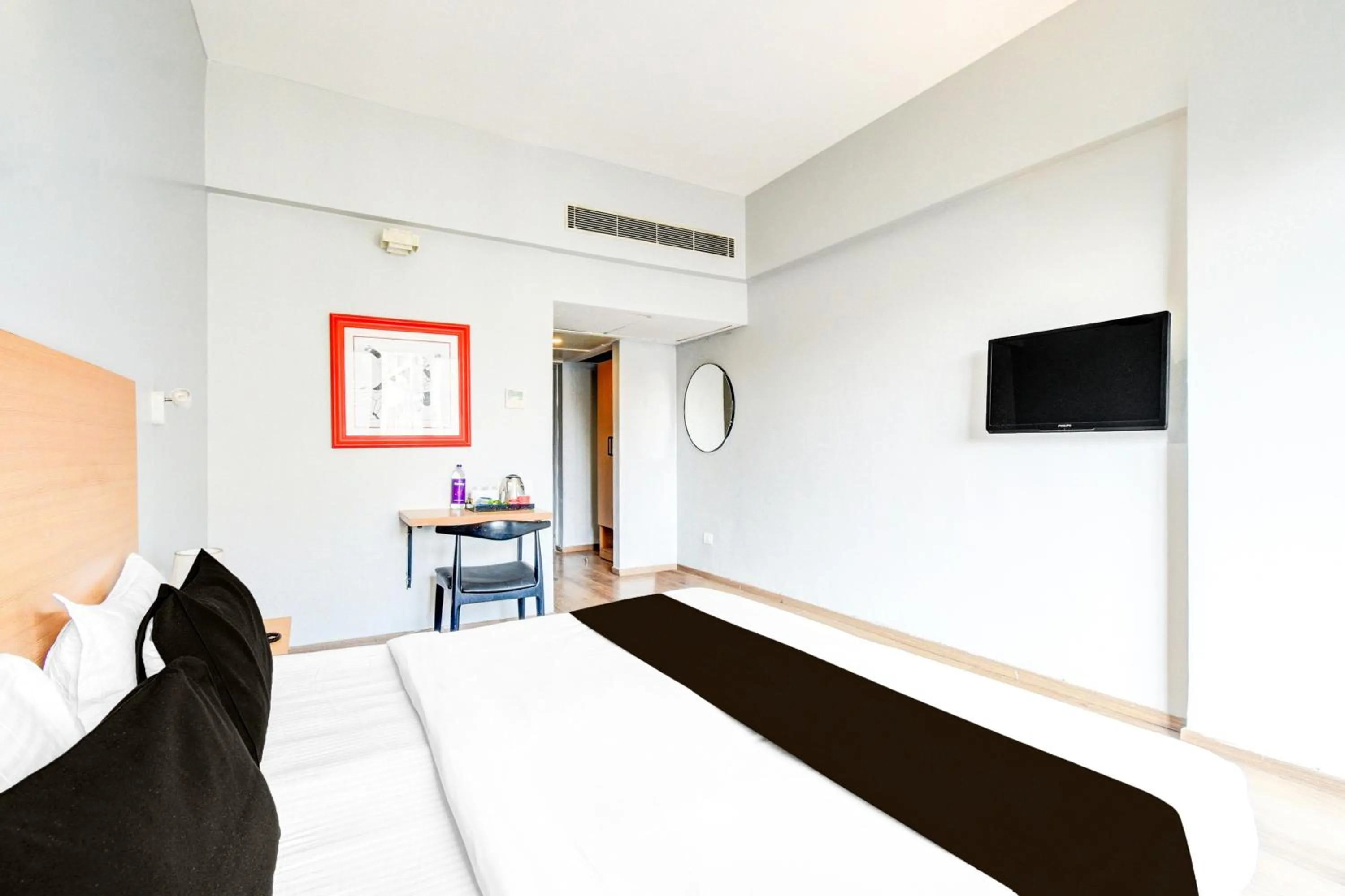 Bedroom, Bed in Super Townhouse Lakdikapul