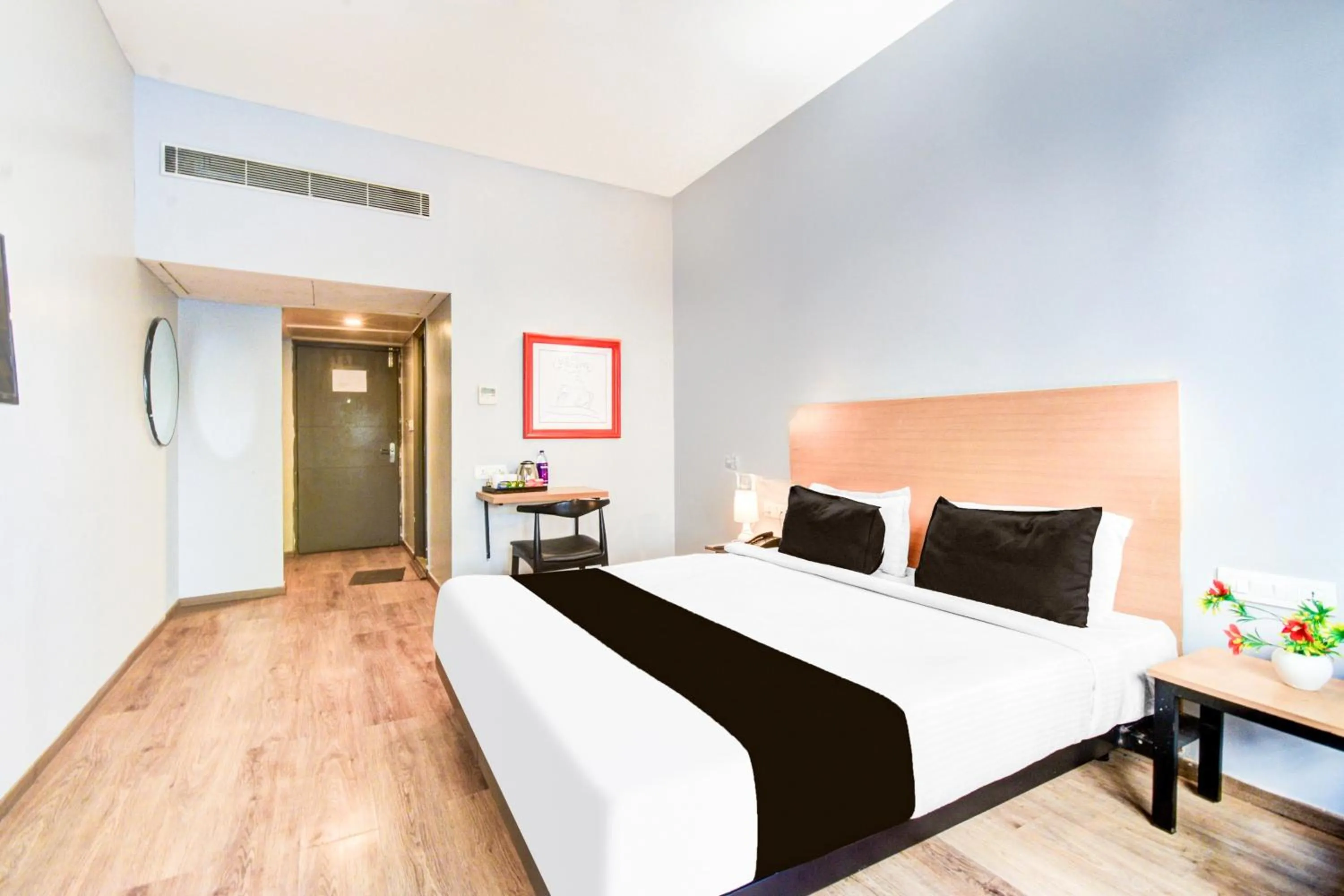 Bedroom, Bed in Super Townhouse Lakdikapul