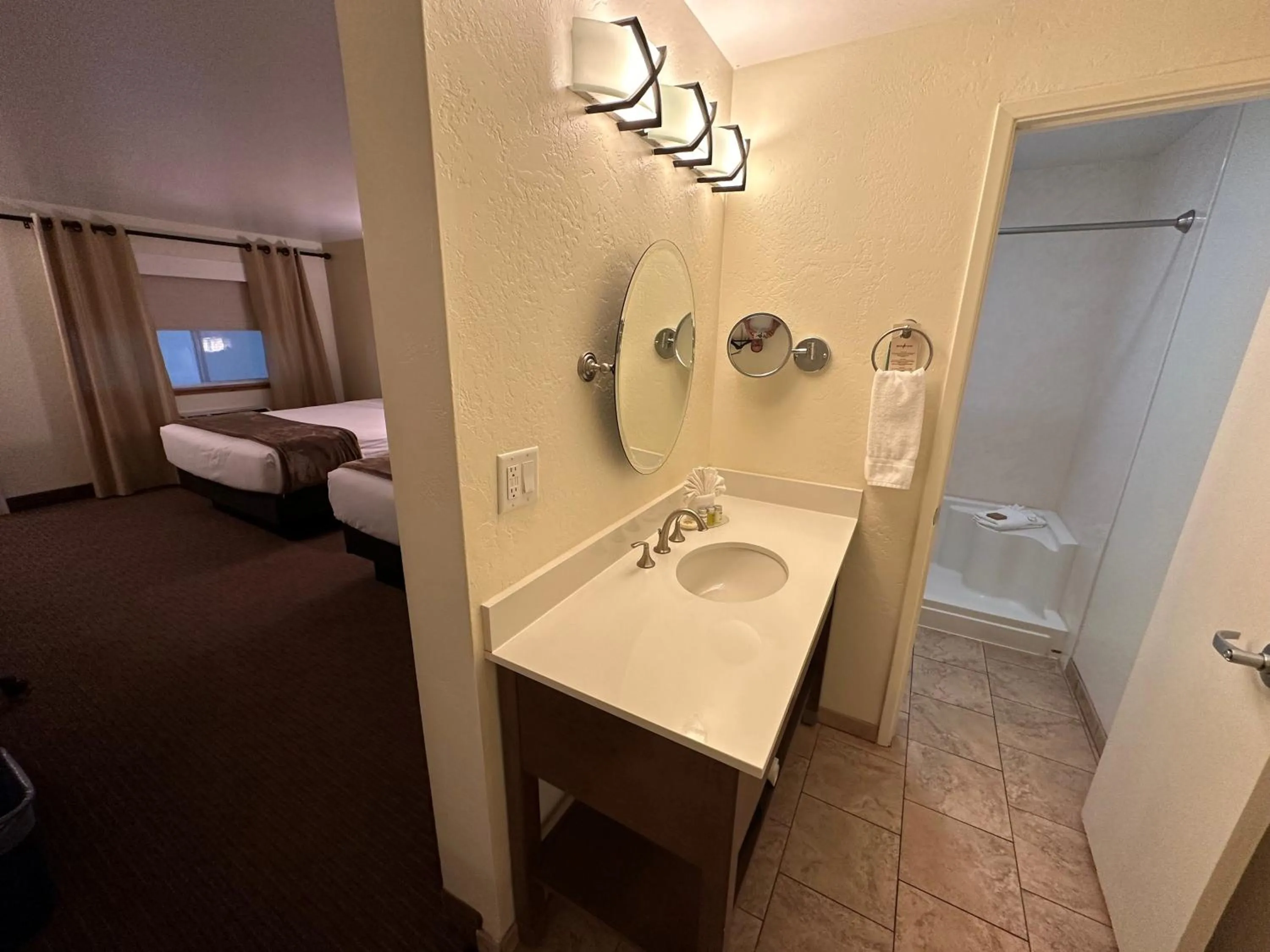 Photo of the whole room, Bed in Red Feather Lodge/Hotel