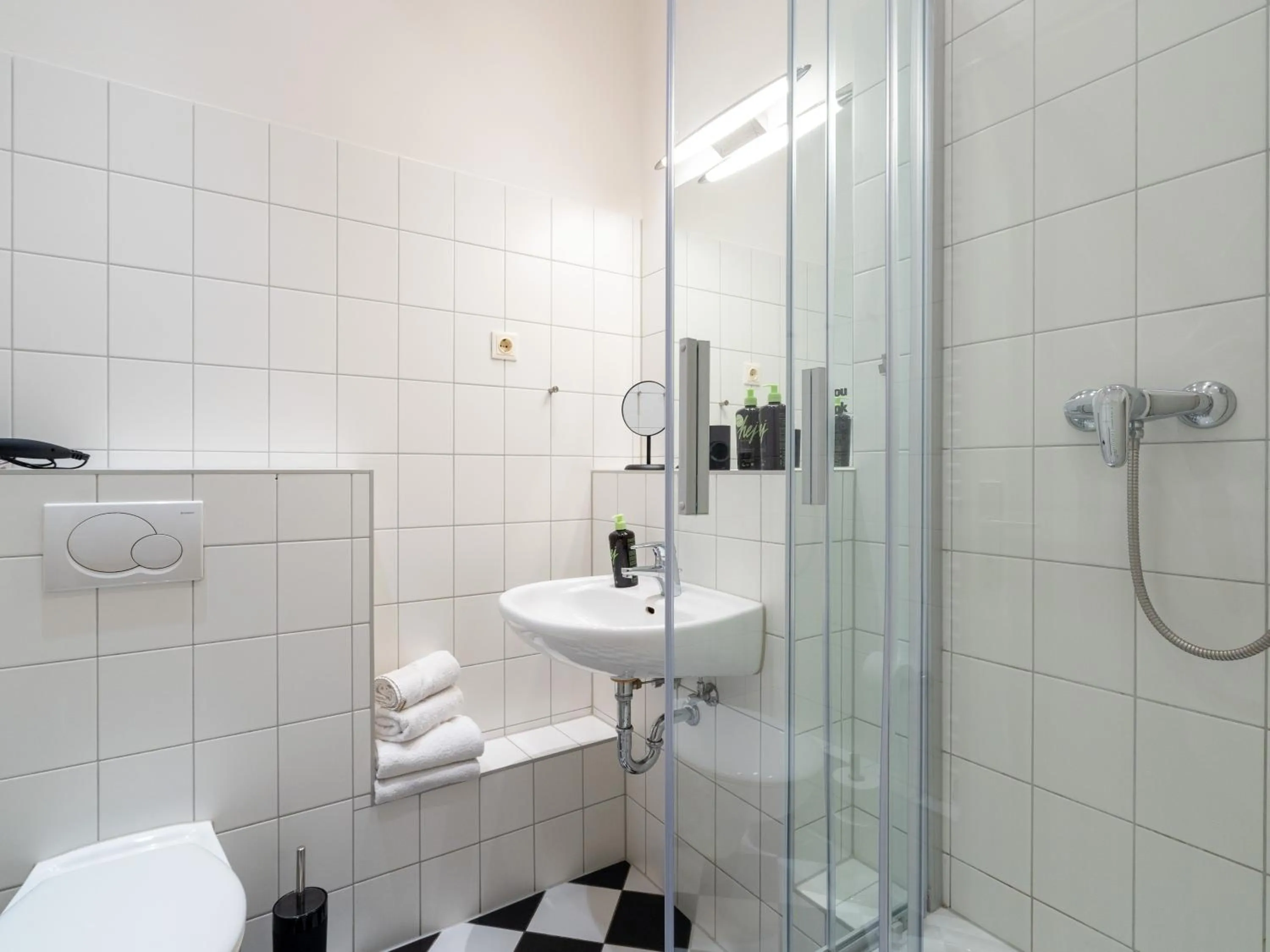 Shower in Limehome Berlin Malmöer Straße