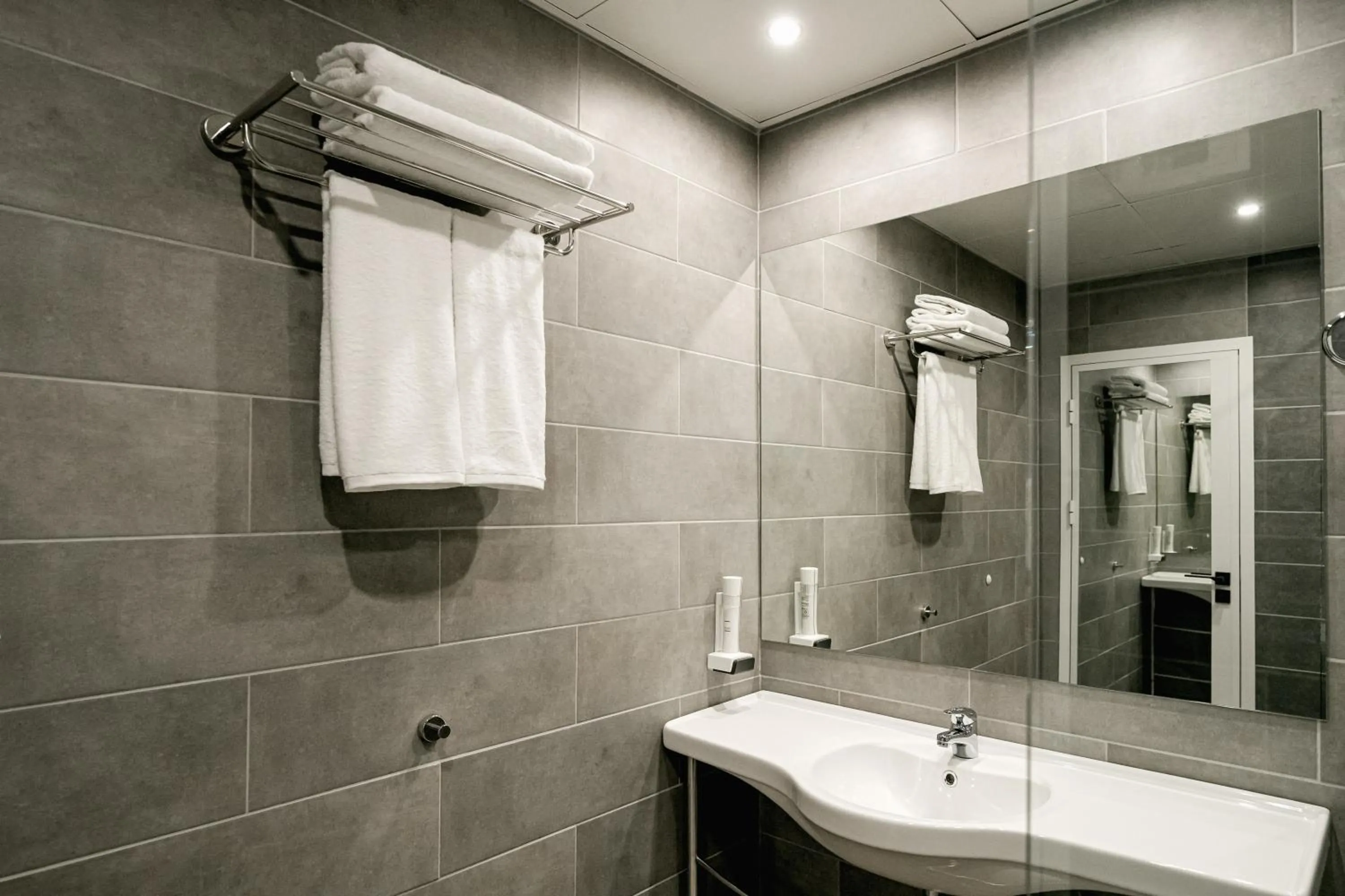 Shower in Hotel Laguna Park Sunrise