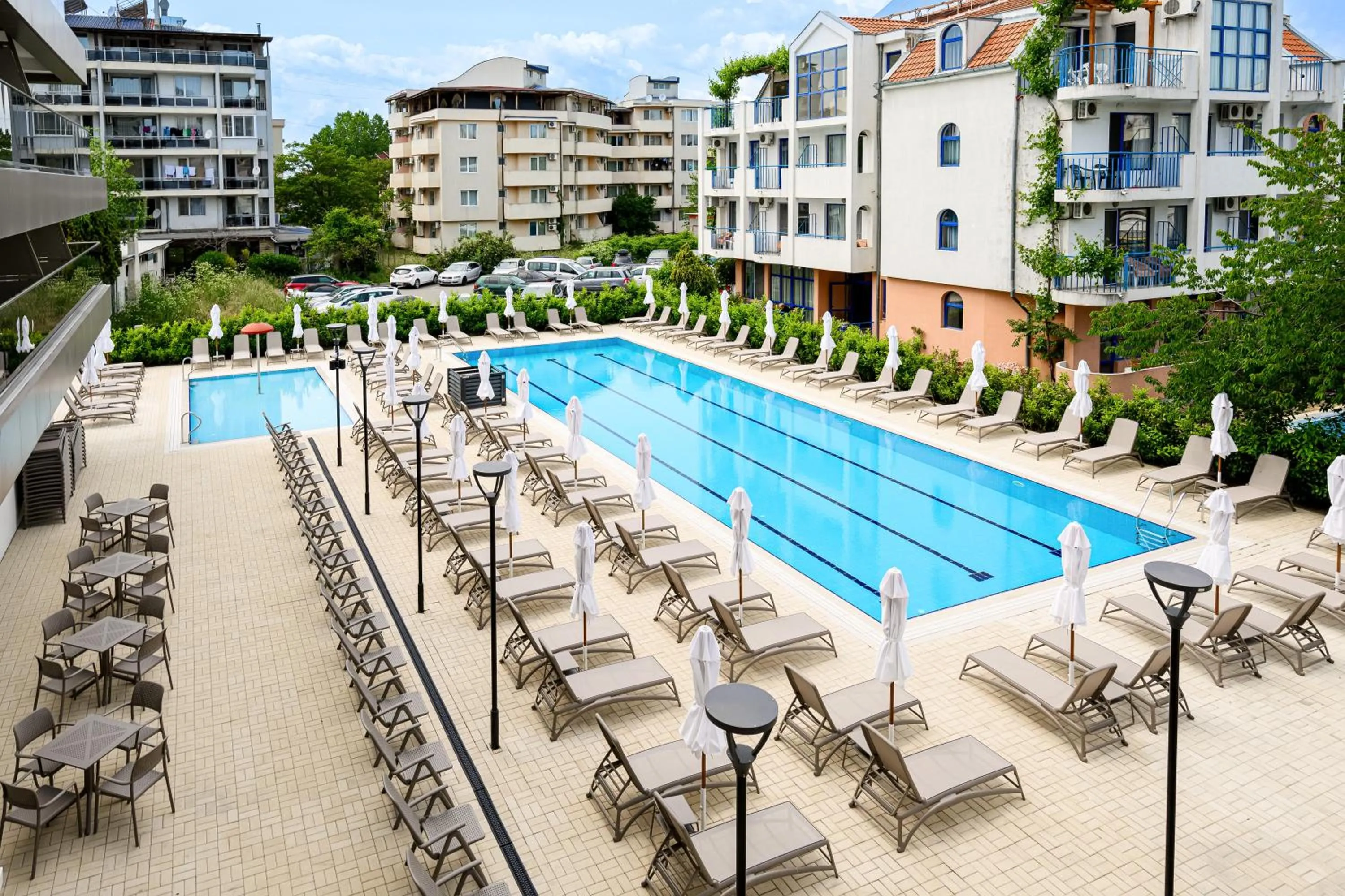 Pool view in Hotel Laguna Park Sunrise
