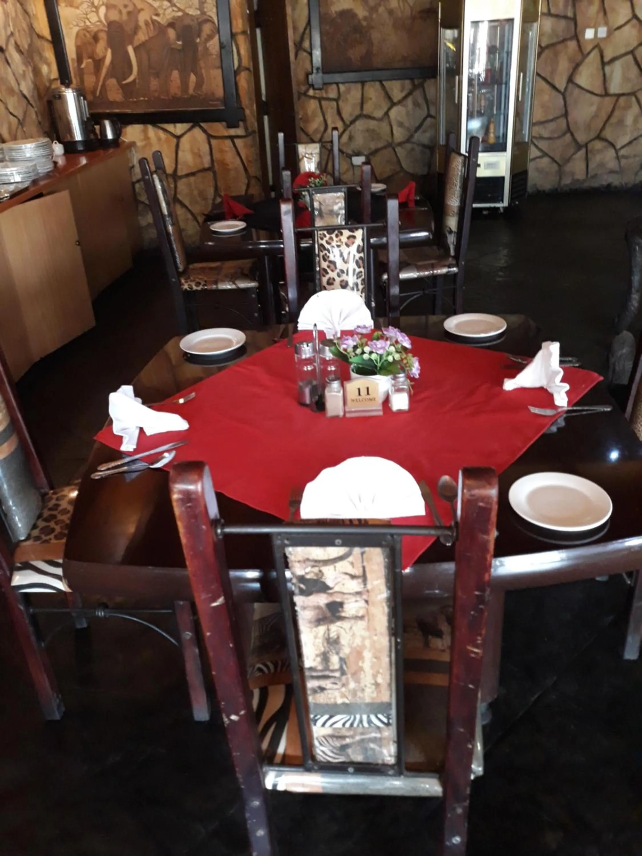 Restaurant/places to eat in The Big Five Lodge
