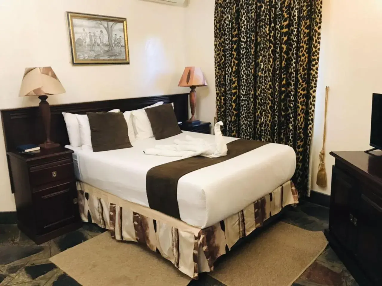 Deluxe Queen Room in The Big Five Lodge Deluxe Queen Room in The Big Five Lodge