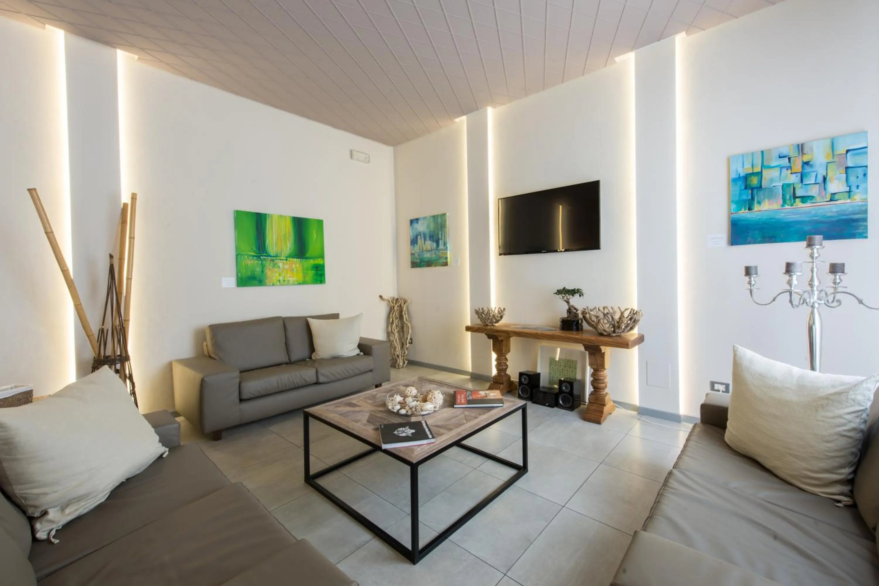 Communal lounge/ TV room in Hotel Helvetia