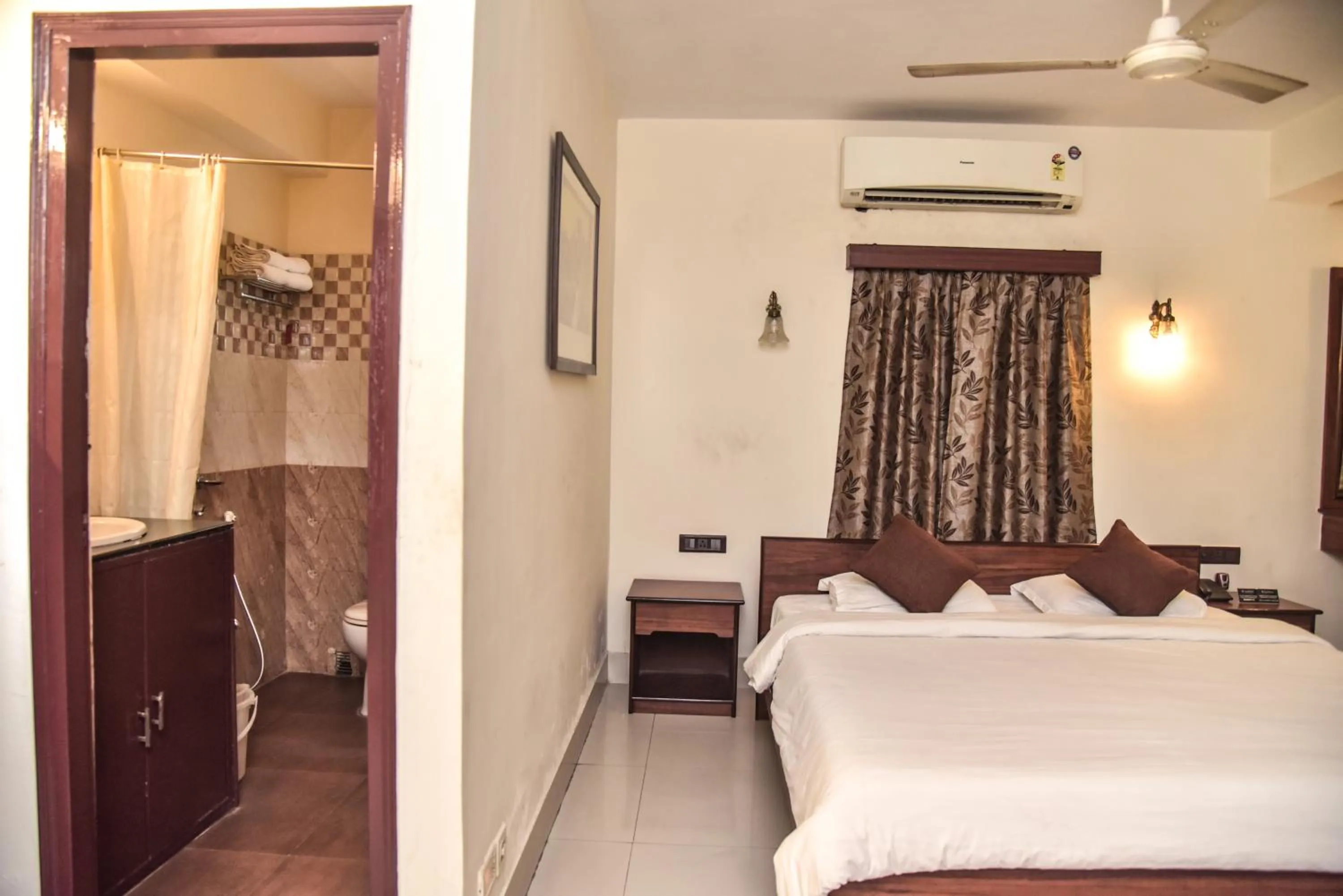 air conditioner, Bed in Wise Owl Comfotel