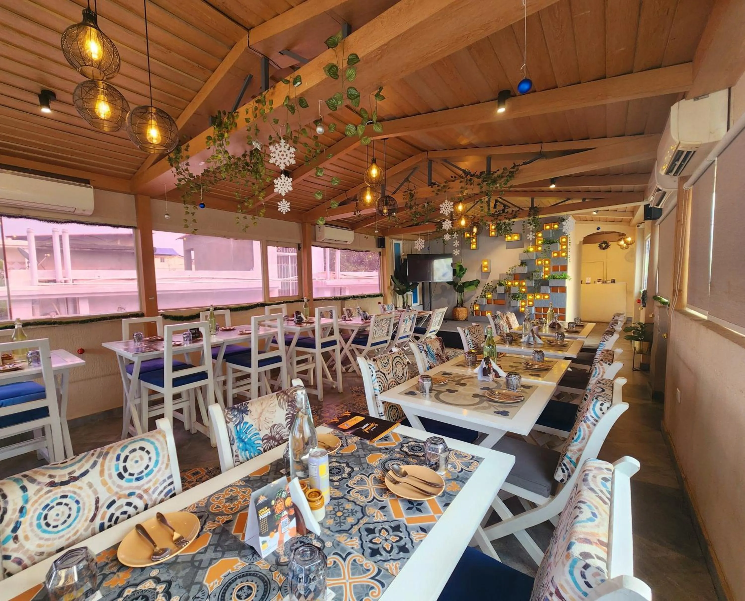 Restaurant/places to eat in Wise Owl Comfotel