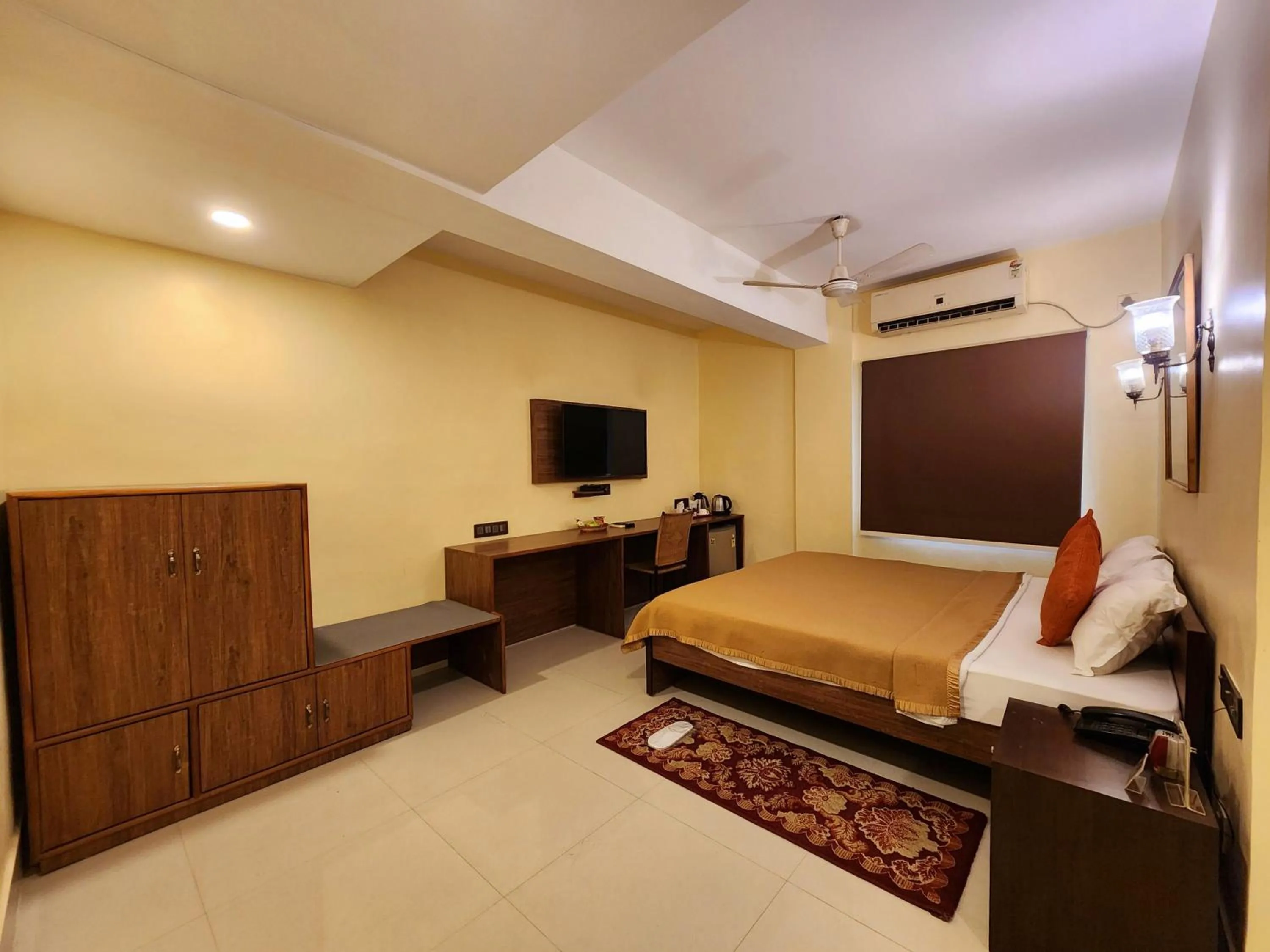 Photo of the whole room, Bed in Wise Owl Comfotel