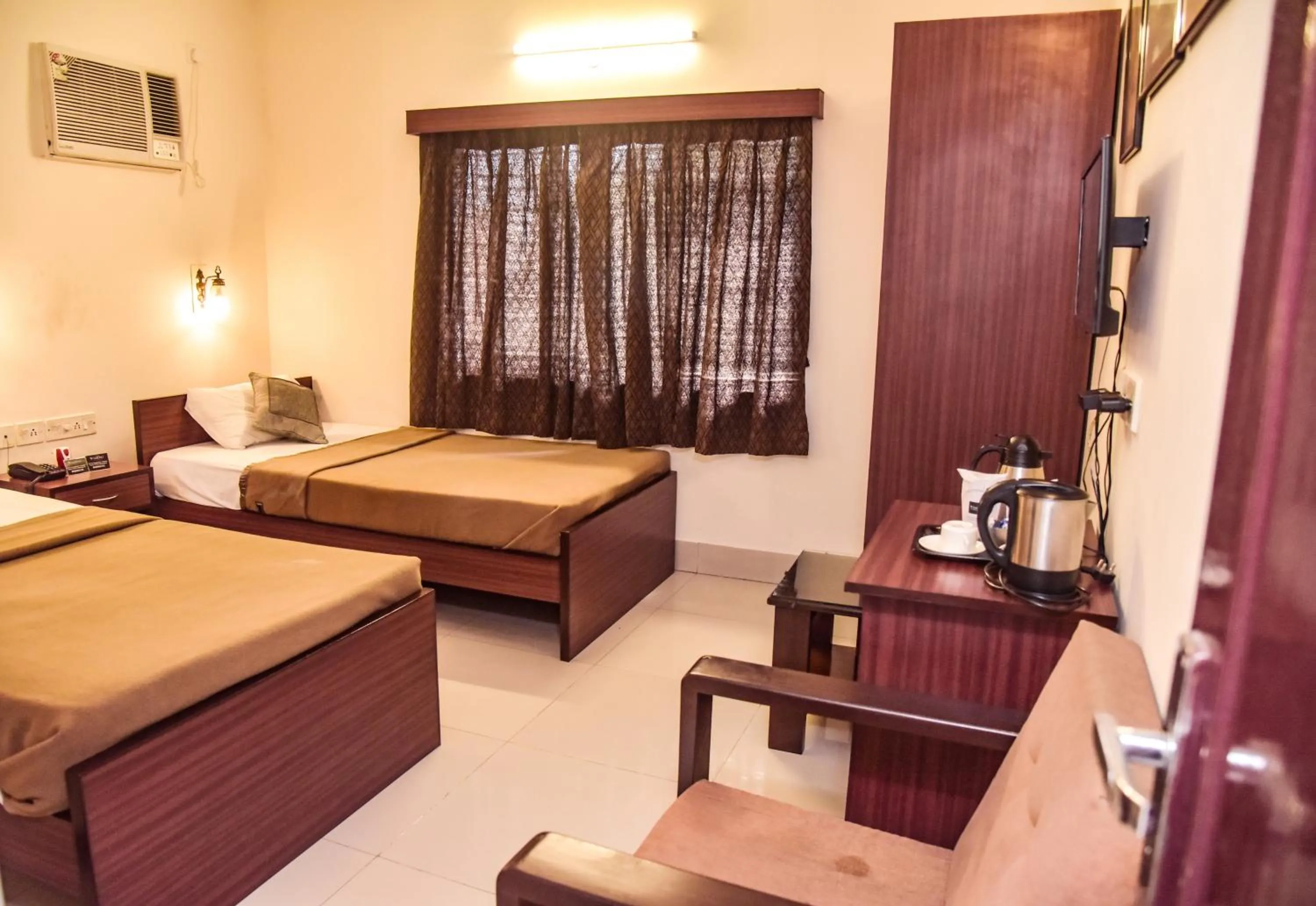 Bedroom, Bed in Wise Owl Comfotel