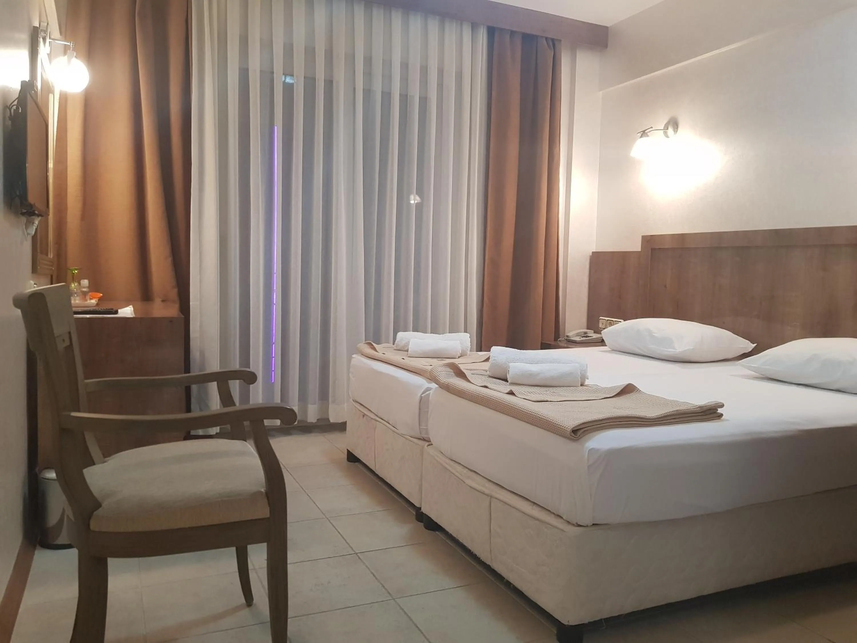 Property building, Bed in My Solmaz Hotel