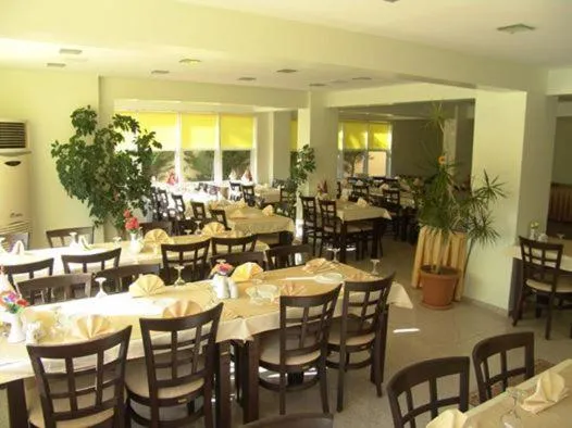 Restaurant/places to eat in My Solmaz Hotel