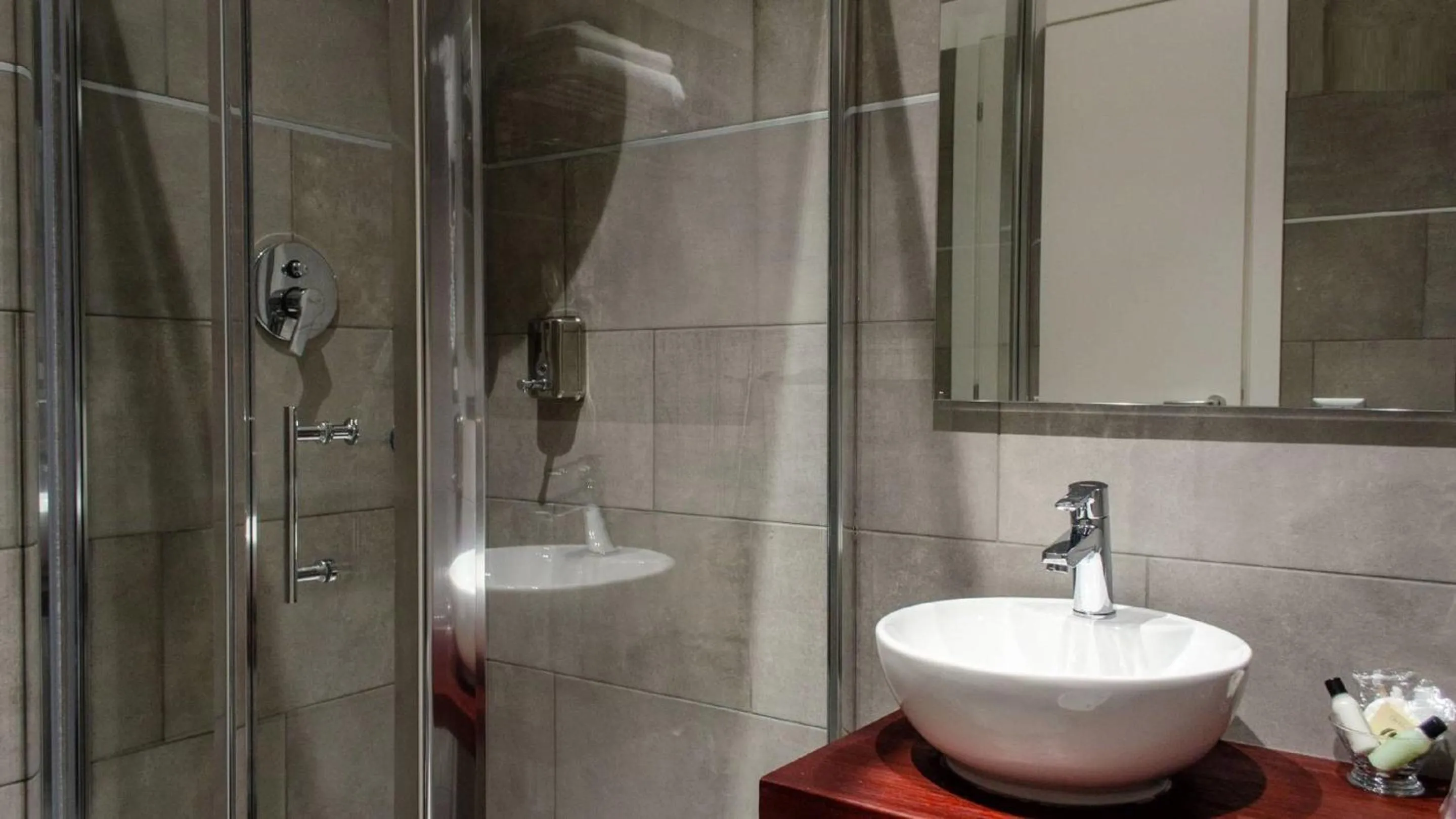 Shower in Interno 1 Ciampino Roma Luxury Apartment con balcone