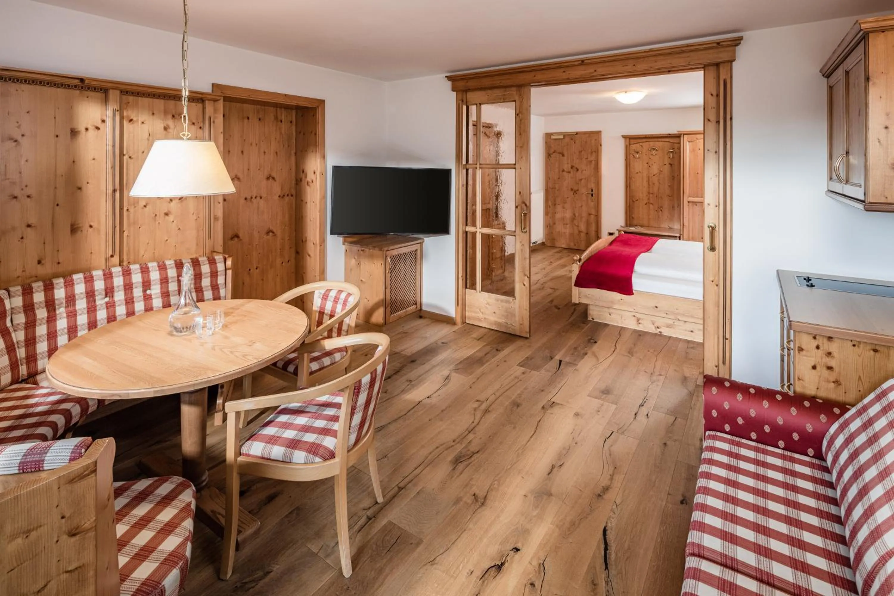 Living room, Bed in Hotel Saltauserhof