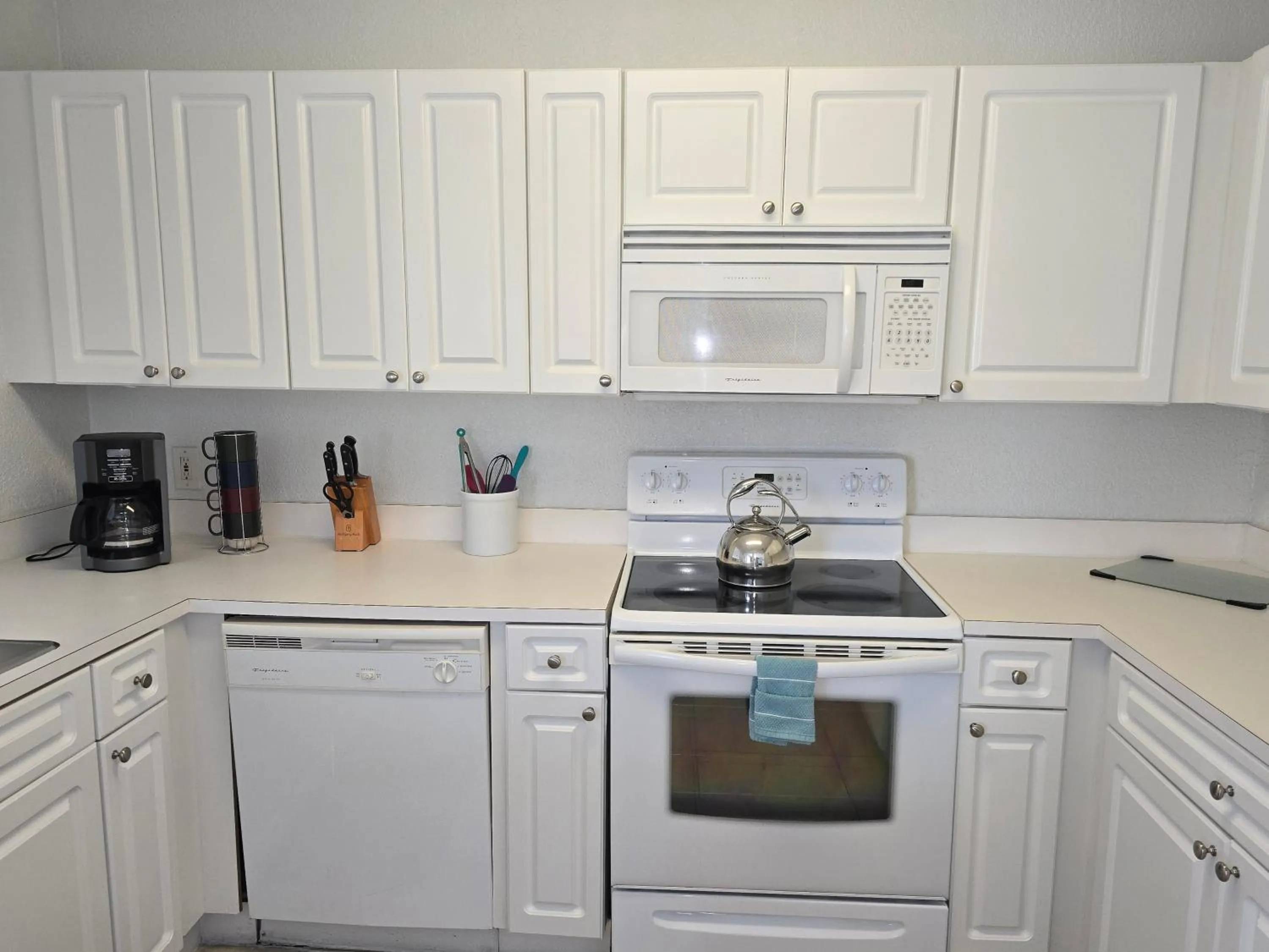 Beautiful Condo Close to Busch Gardens