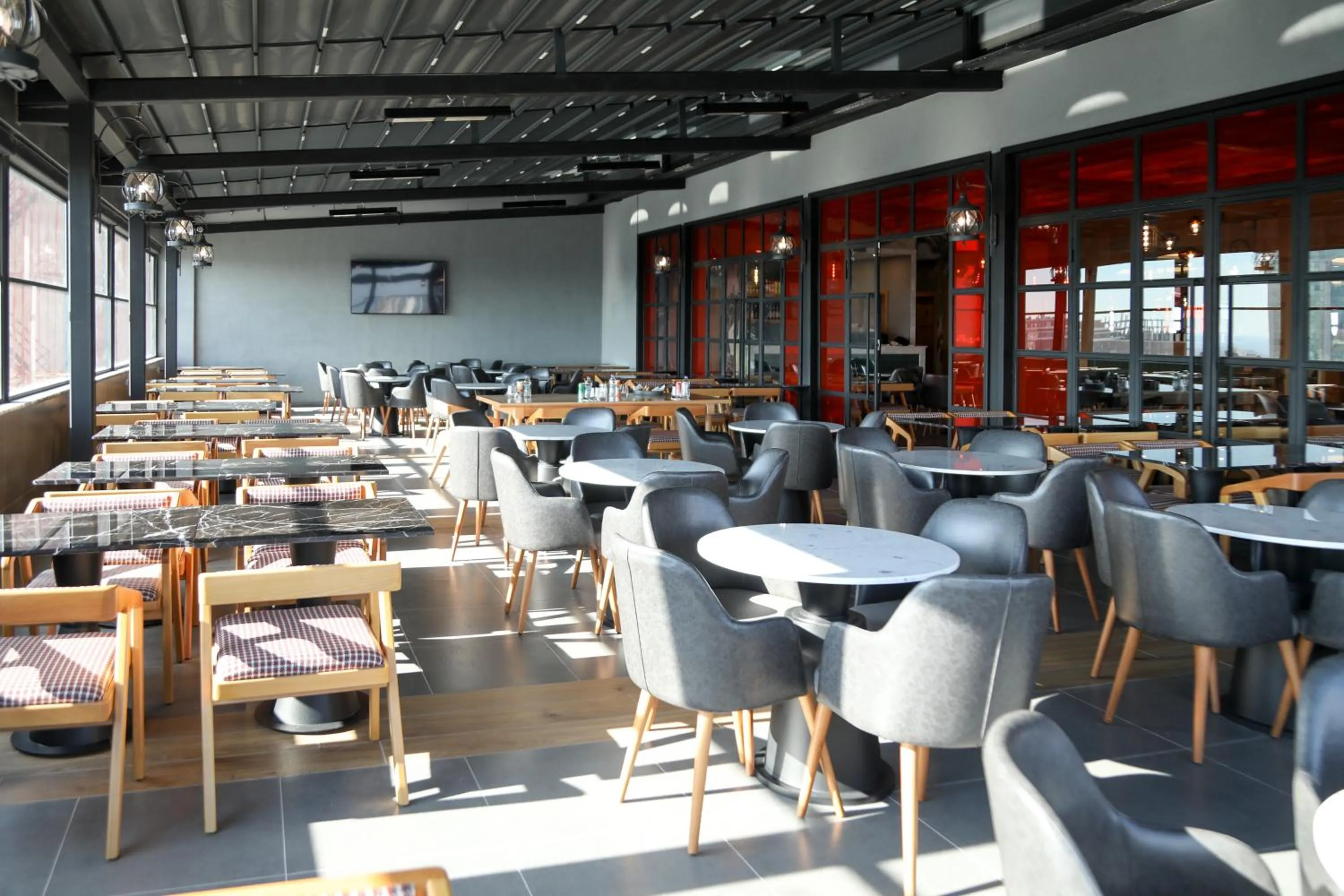 Restaurant/places to eat in Expoist Hotel