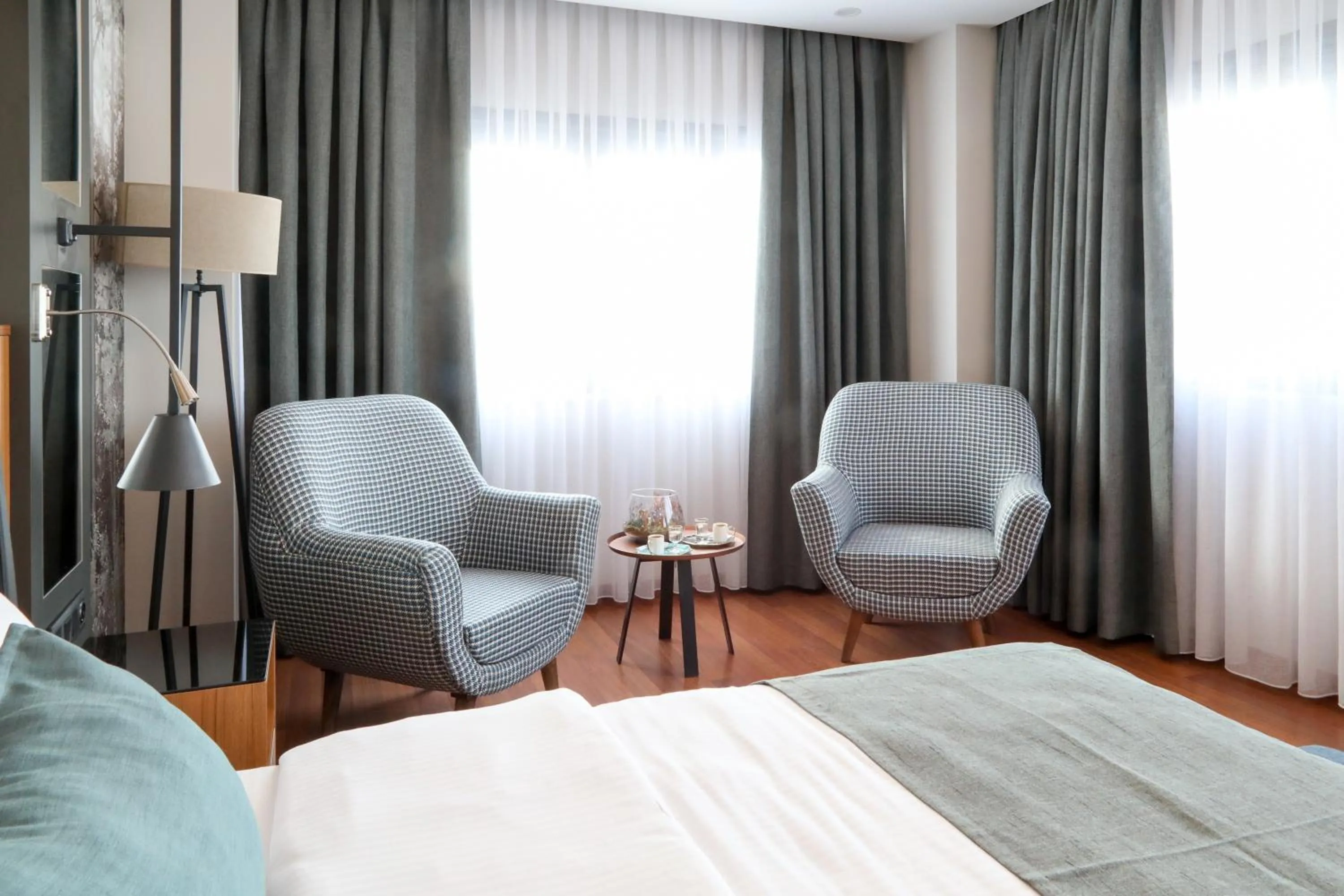 Seating area, Bed in Expoist Hotel