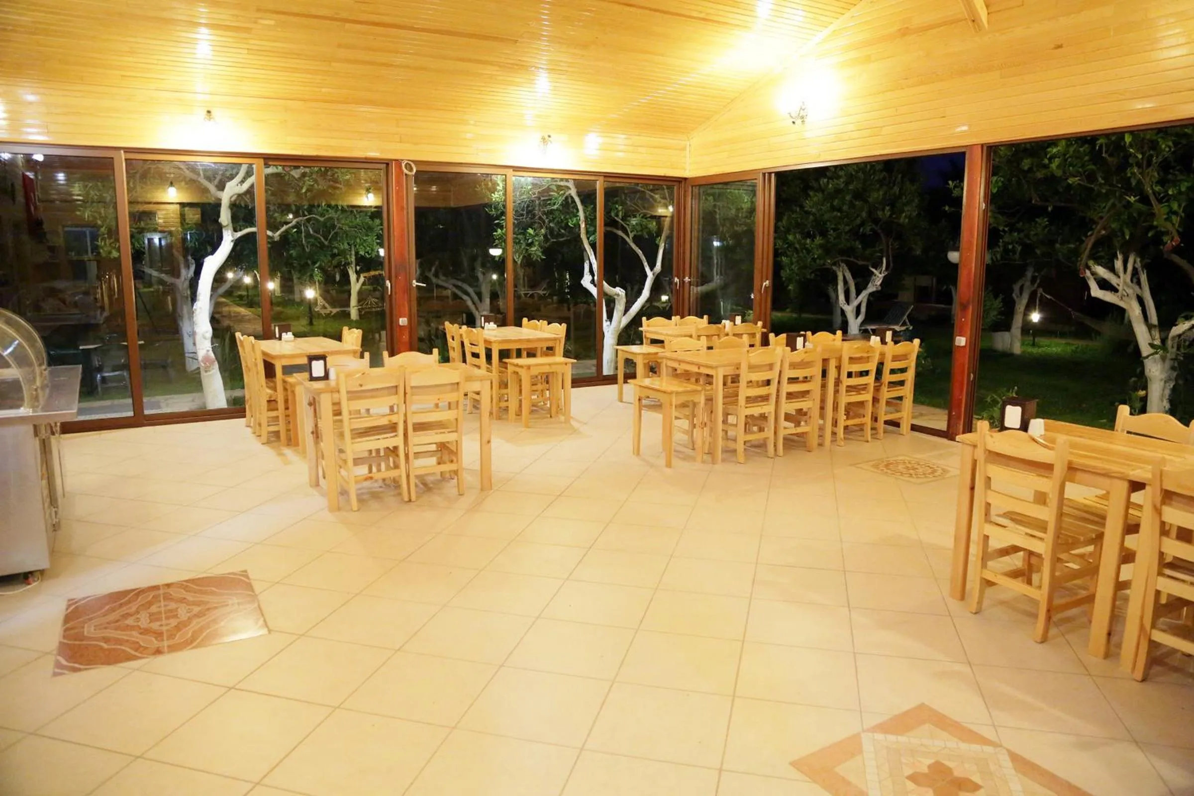 Restaurant/places to eat in Mercan Bungalow