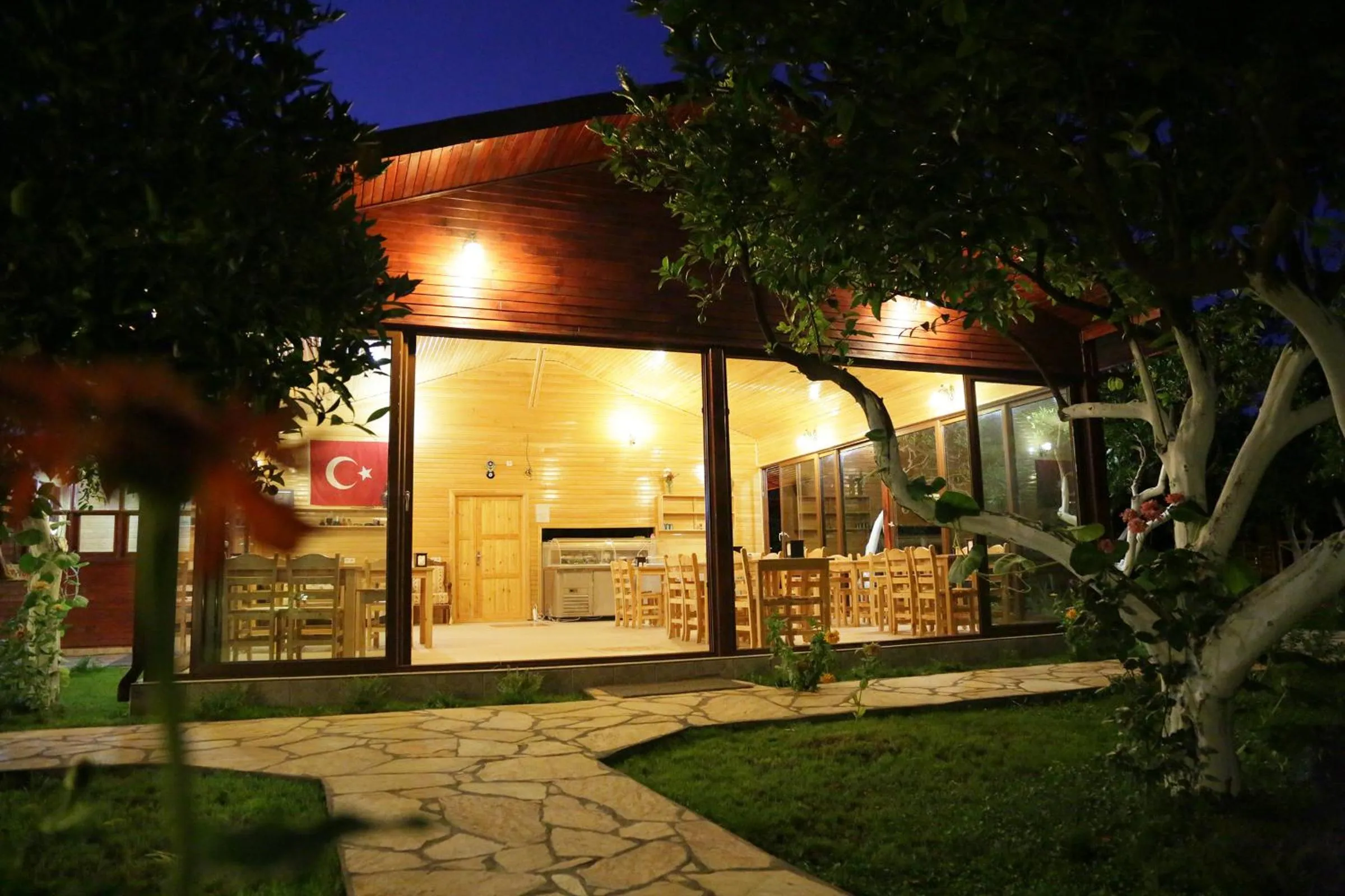 Restaurant/places to eat in Mercan Bungalow