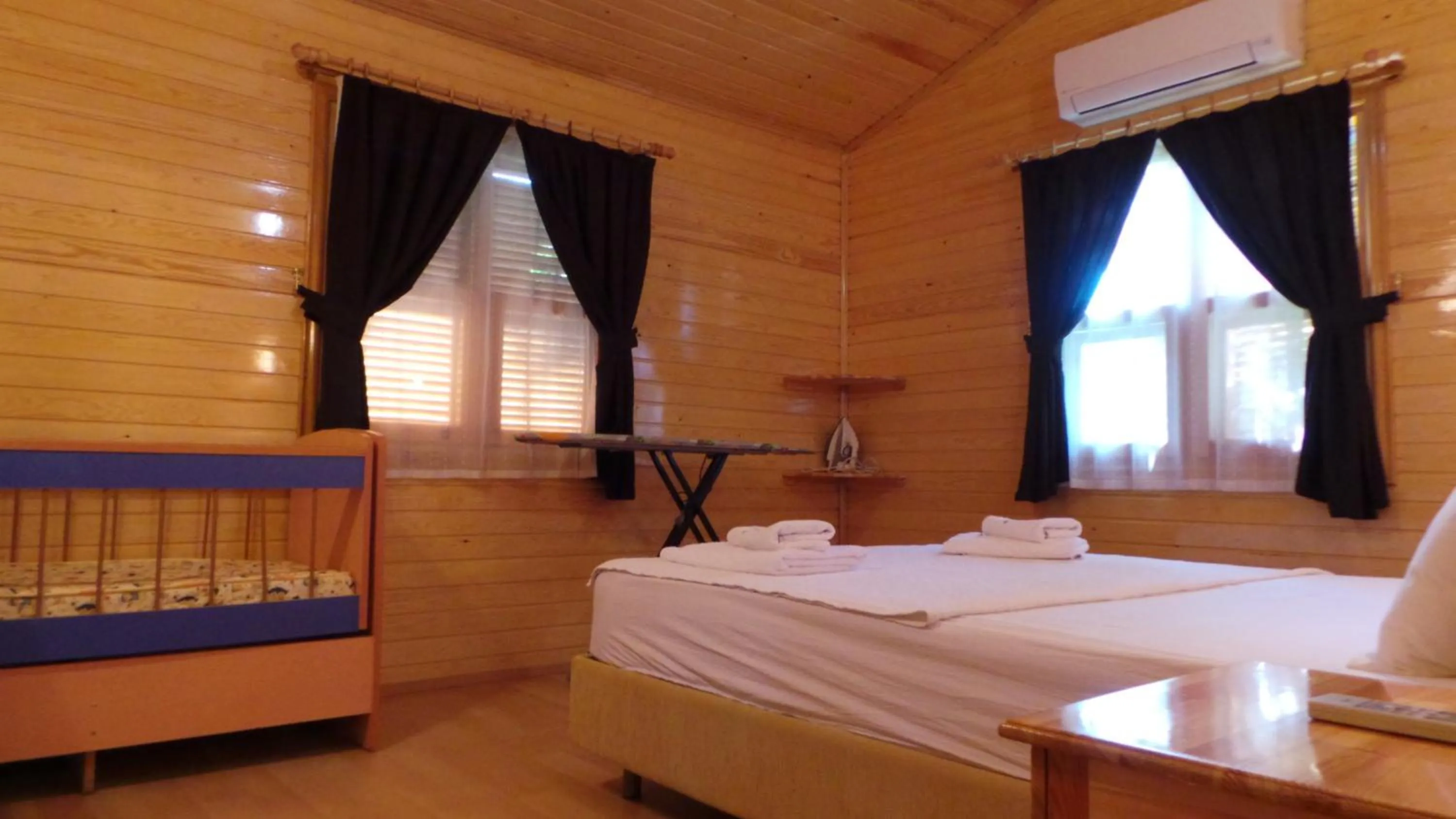 Photo of the whole room, Bed in Mercan Bungalow