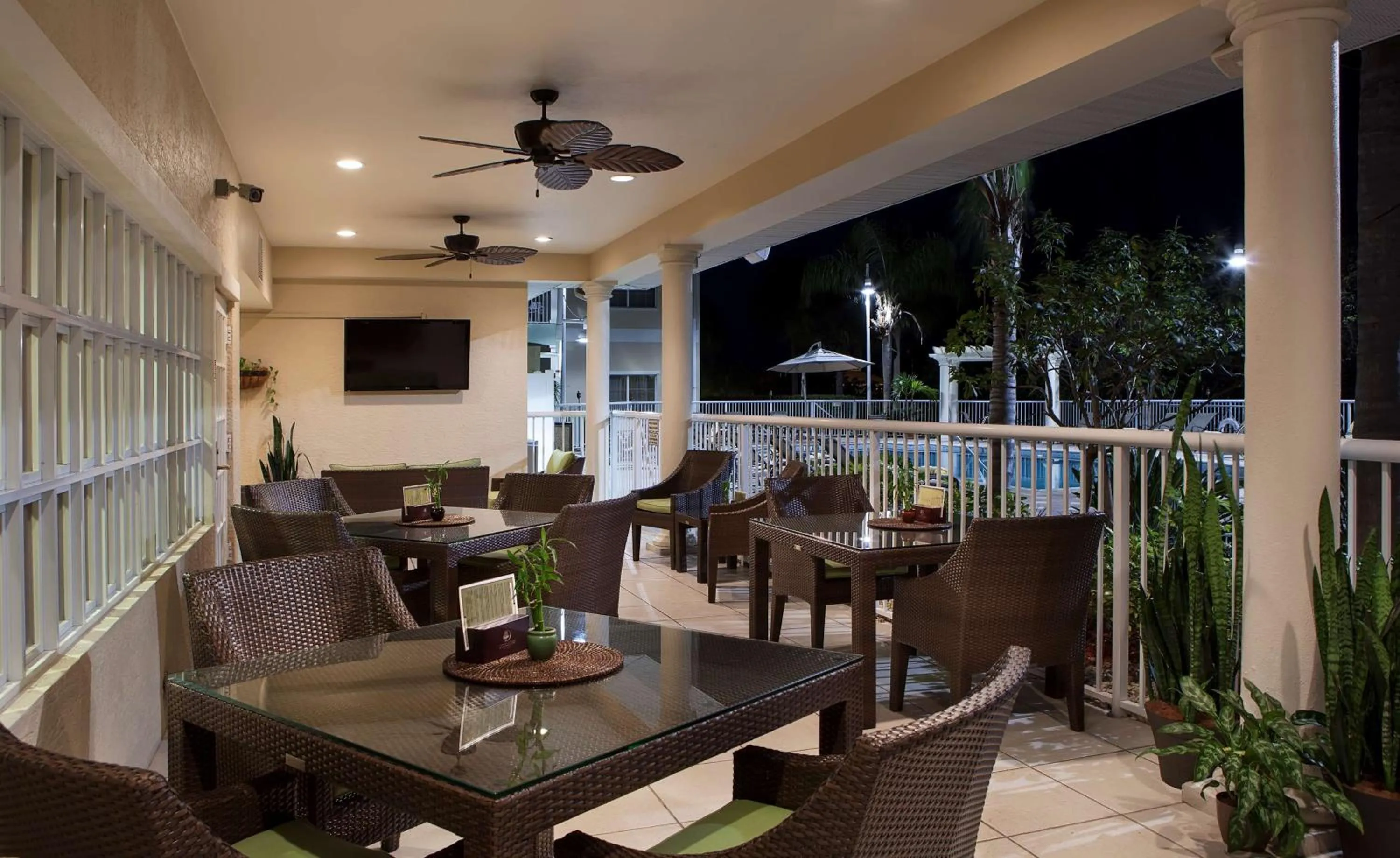 Restaurant/places to eat in DoubleTree Suites by Hilton Naples