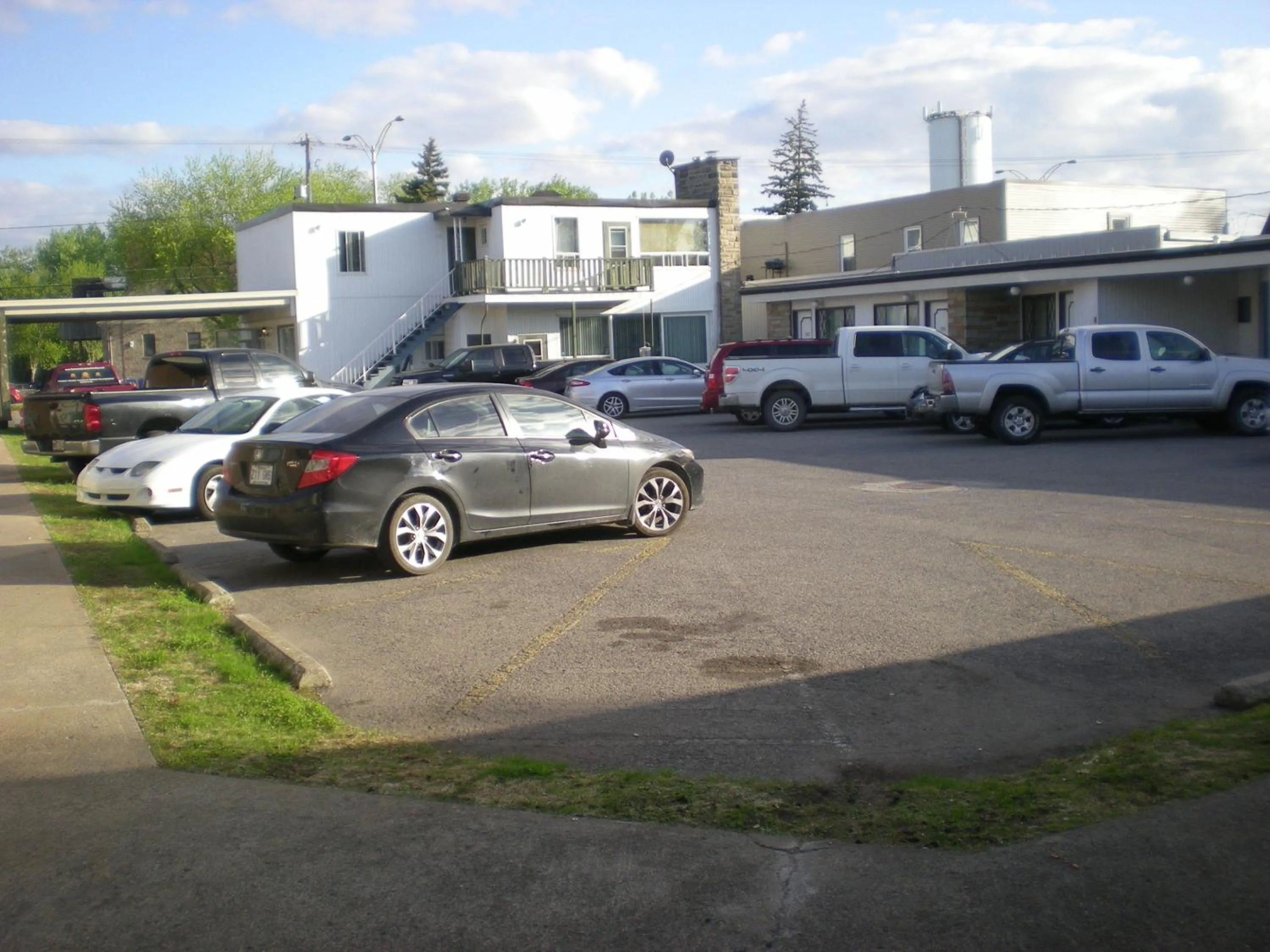 Parking in Motel Seigneurie de Vaudreuil