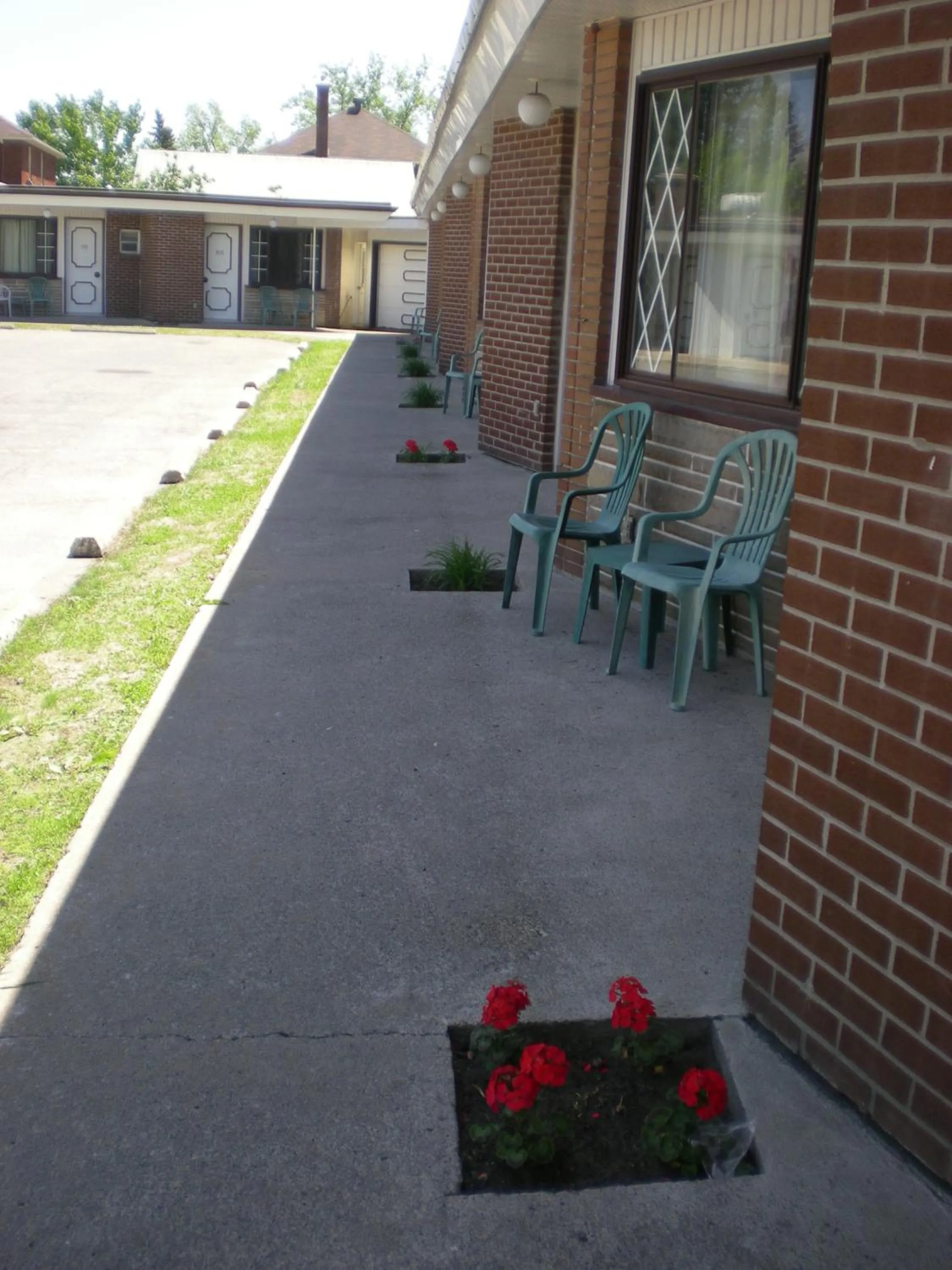 Patio in Motel Seigneurie de Vaudreuil