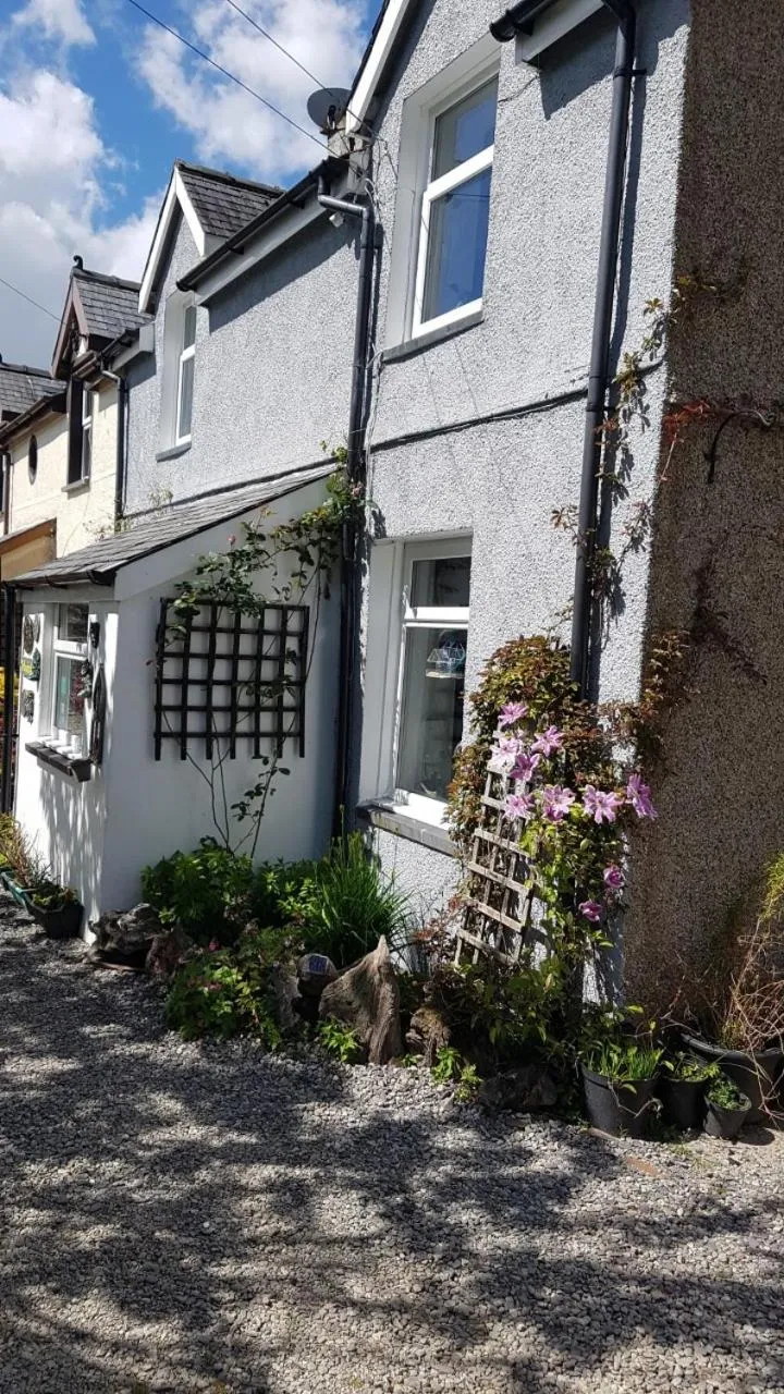 Property building in Yr Hen Farcdy