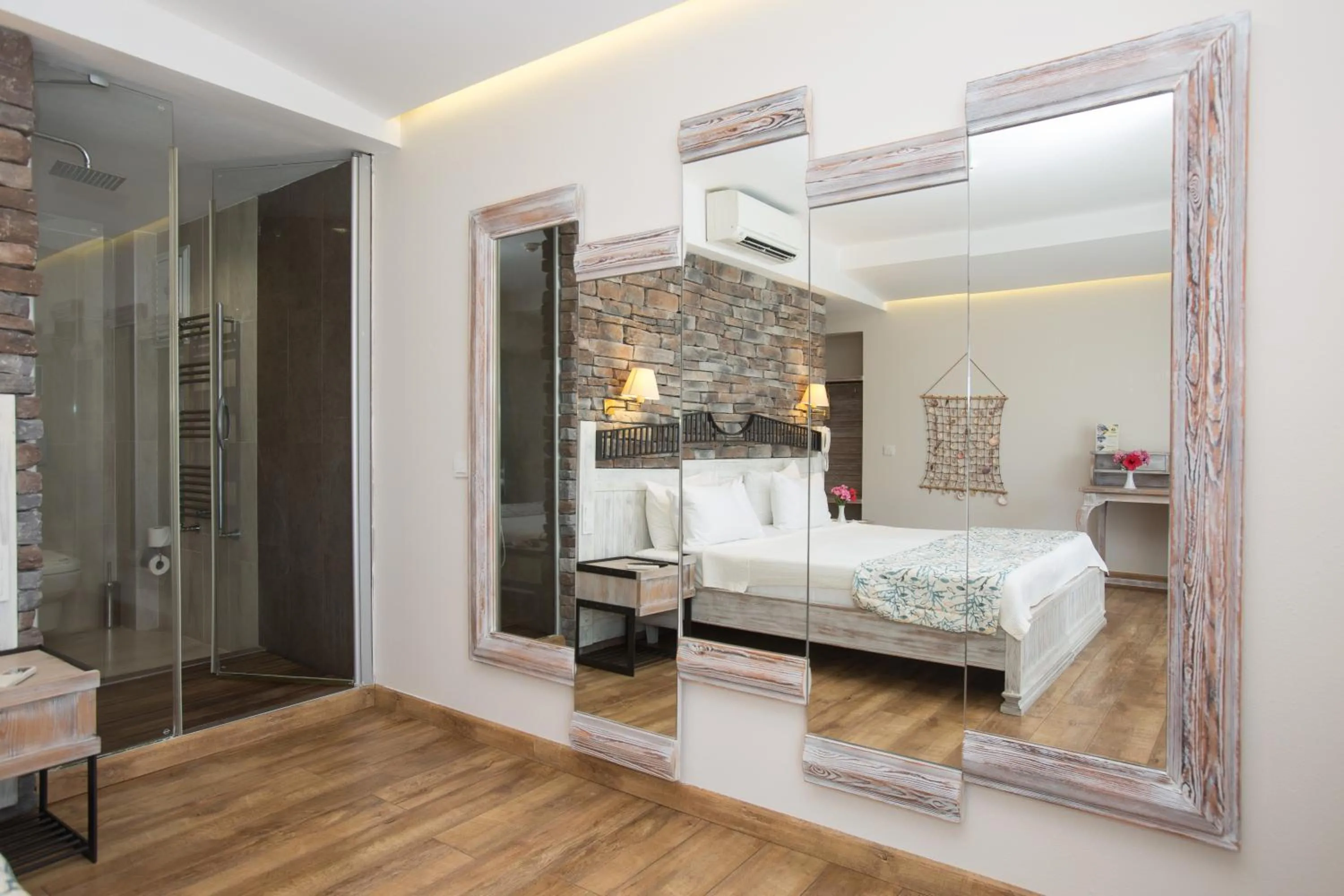 Photo of the whole room, Bed in Dedeminn Marina Hotel