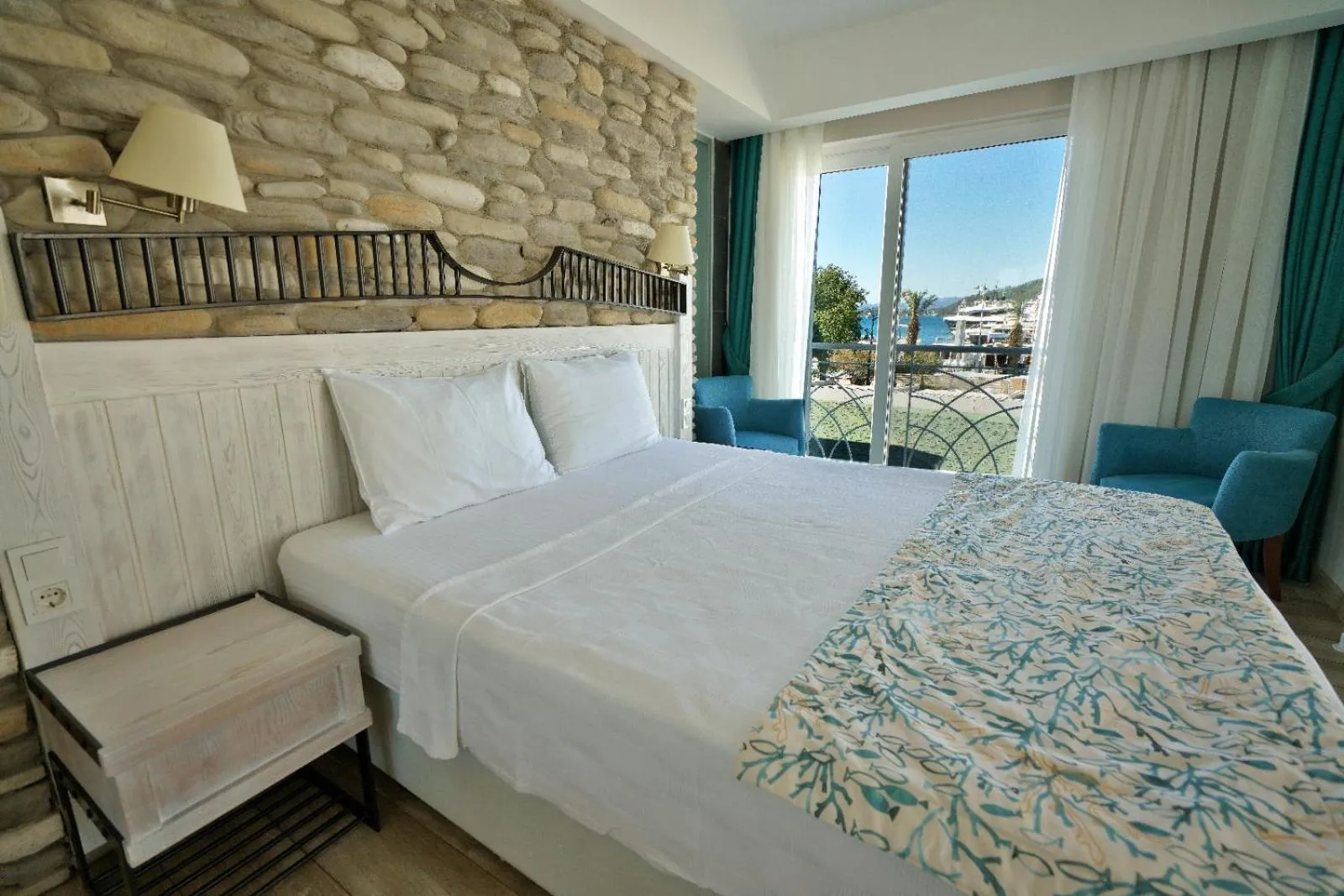 Bed in Dedeminn Marina Hotel