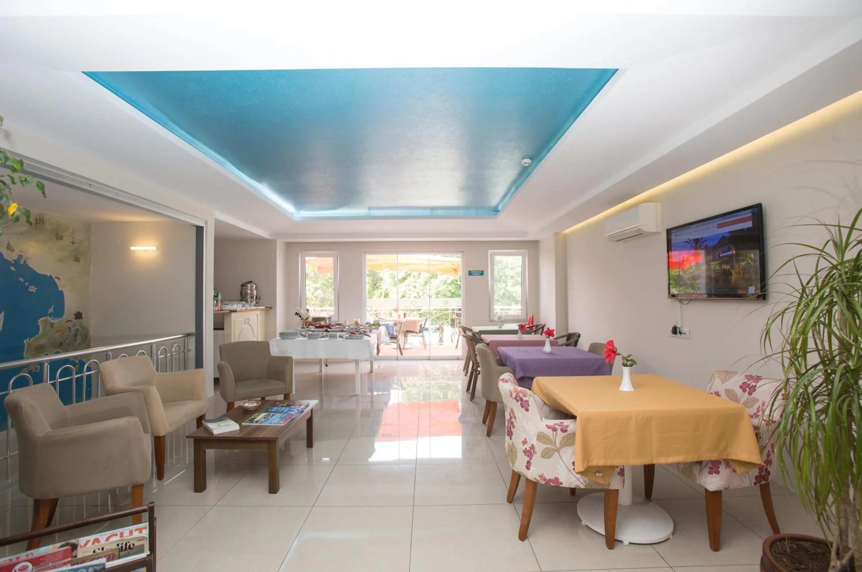 Communal lounge/ TV room in Dedeminn Marina Hotel