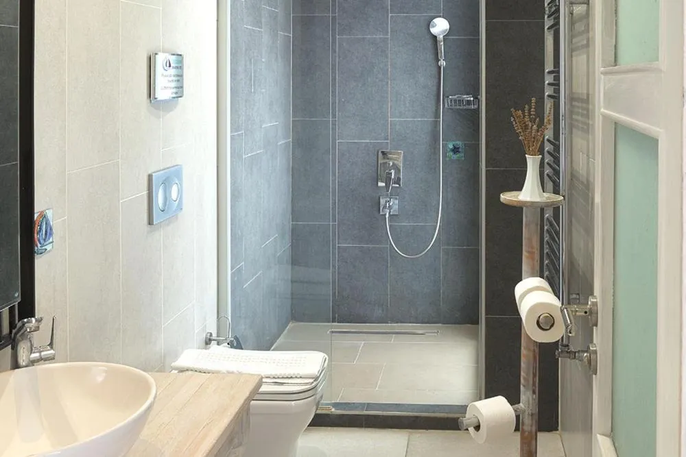 Bathroom in Dedeminn Marina Hotel