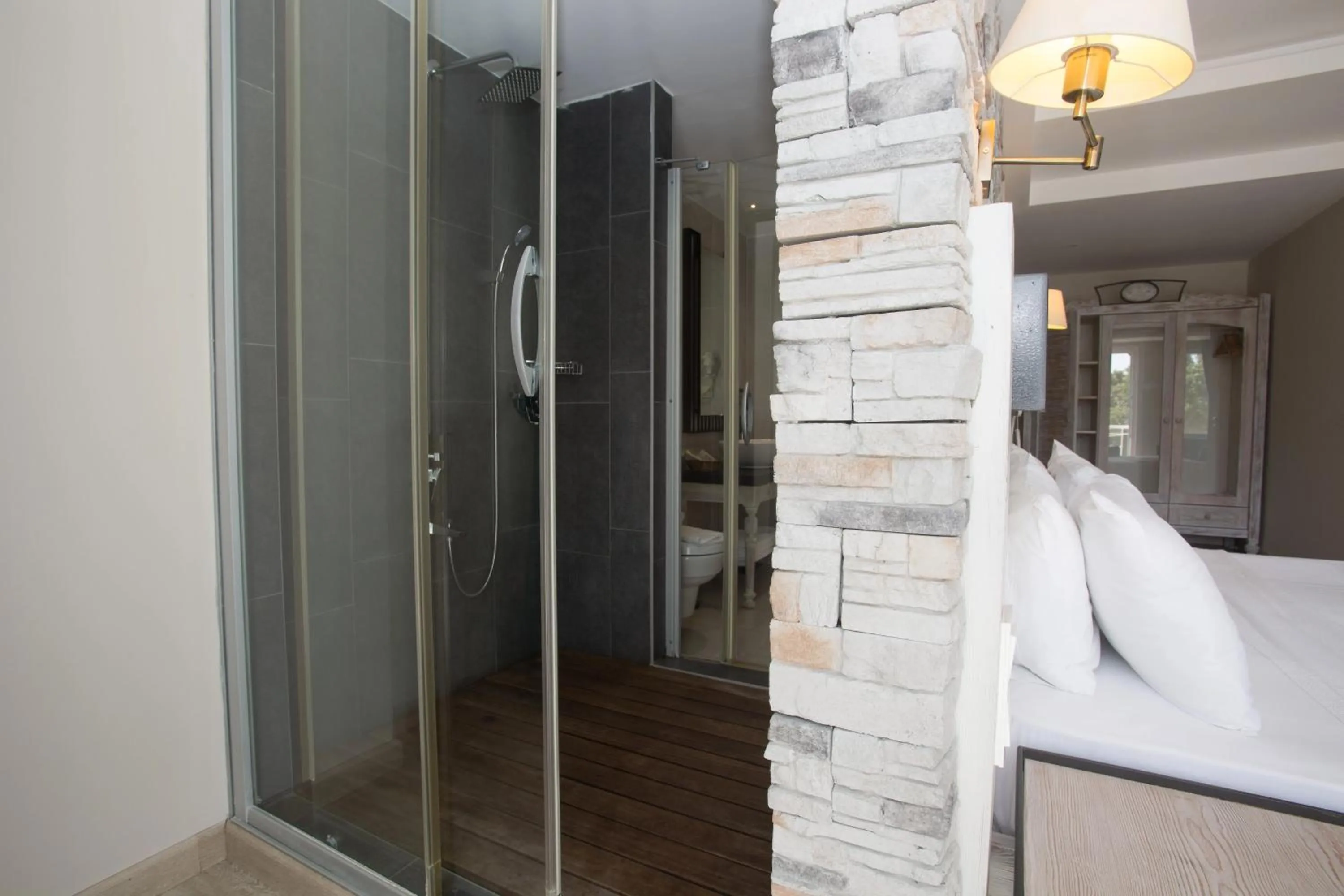 Bathroom in Dedeminn Marina Hotel