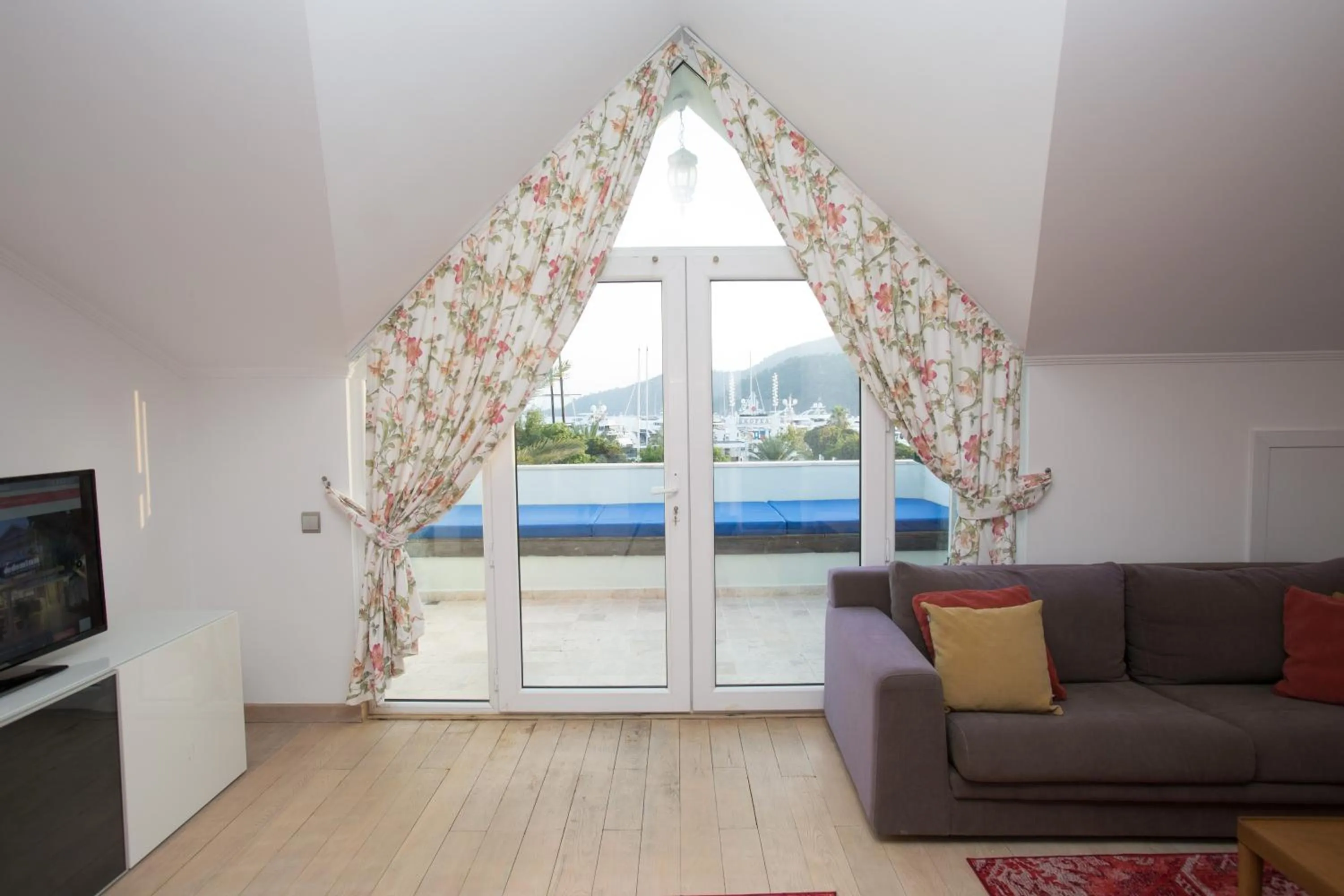 Spring in Dedeminn Marina Hotel