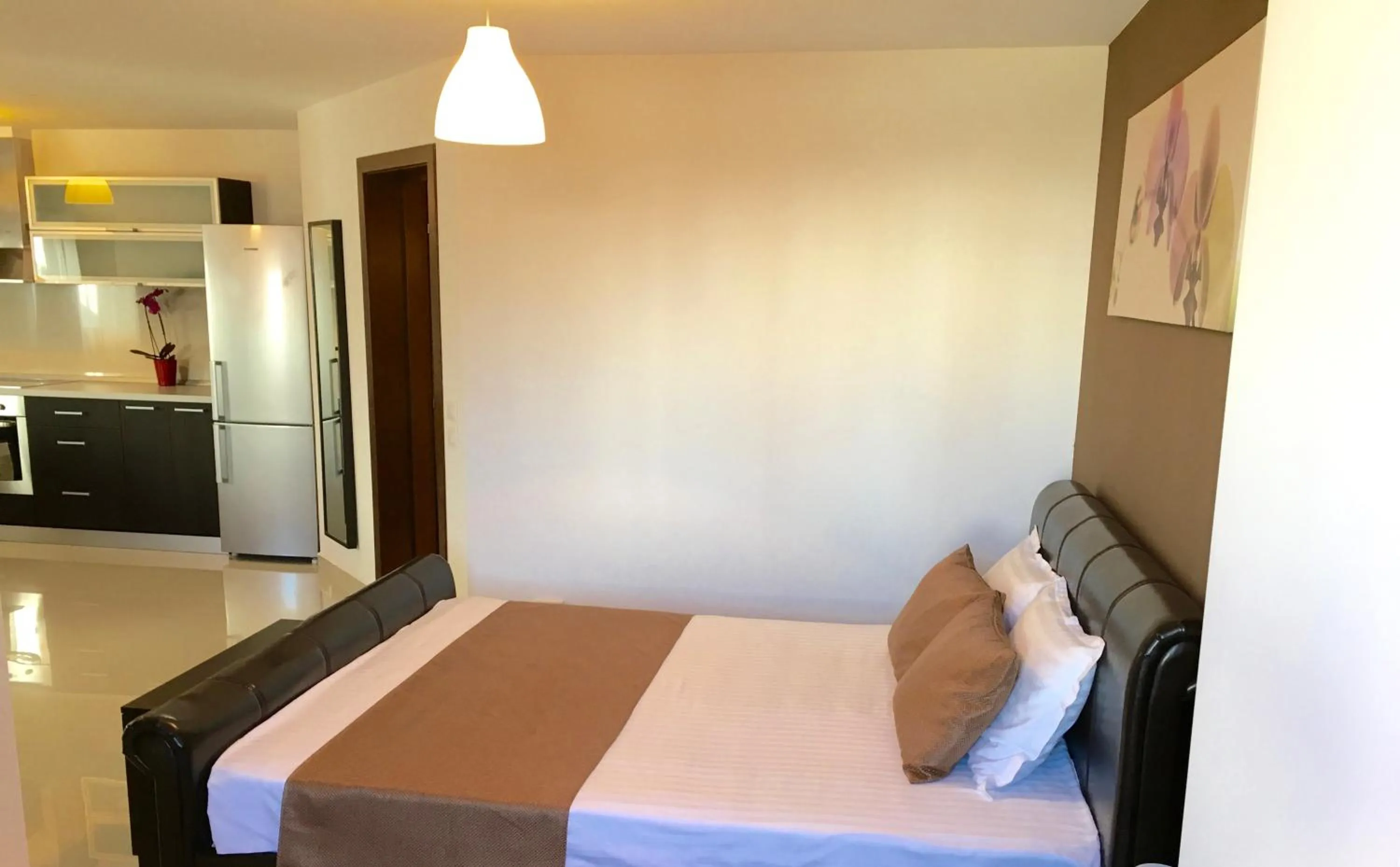 Photo of the whole room, Bed in Elysium