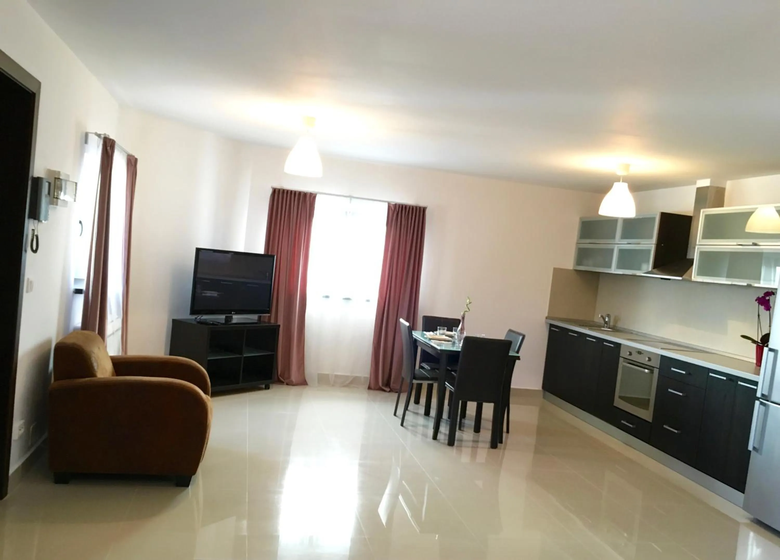 Photo of the whole room in Elysium