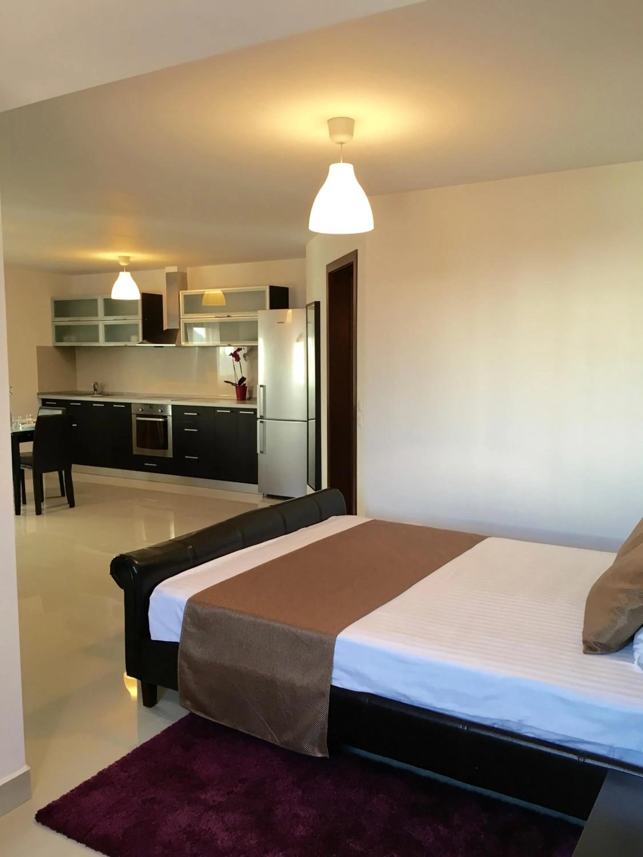 Photo of the whole room, Bed in Elysium