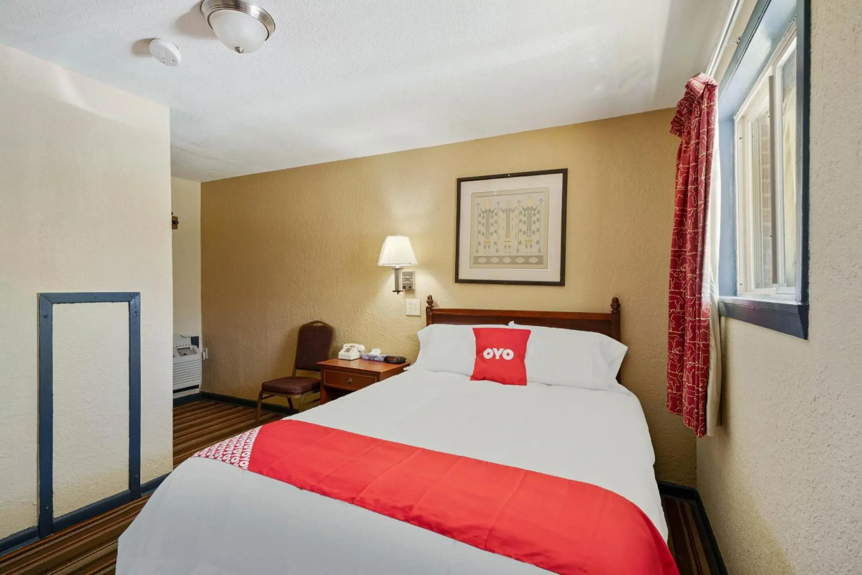 Bedroom, Bed in OYO Hotel Luling TX Downtown I-10/US-90 Bedroom, Bed in OYO Hotel Luling TX Downtown I-10/US-90